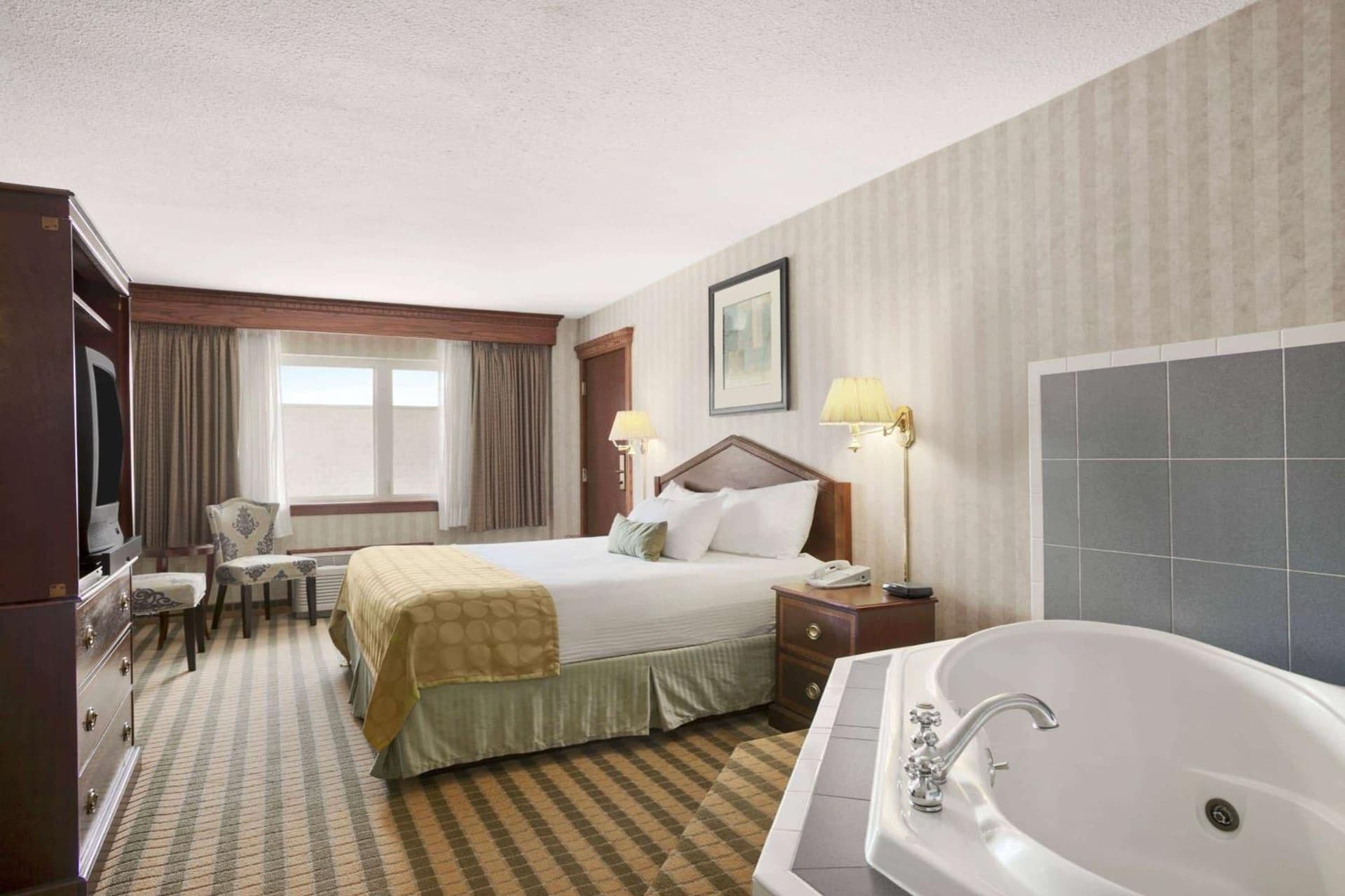 Ramada by Wyndham Saginaw Hotel & Suites gallery photo in Saginaw, MI — image 18
