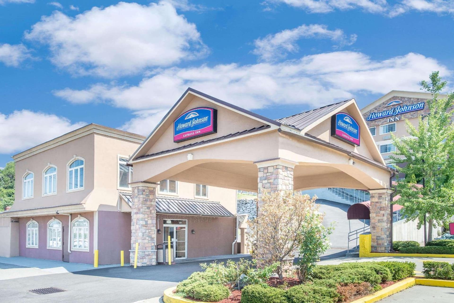 Howard Johnson by Wyndham North Bergen featured exterior or lobby in North Bergen — similar hotel
