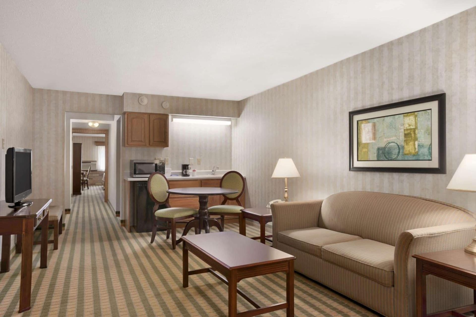 Ramada by Wyndham Saginaw Hotel & Suites gallery photo in Saginaw, MI — image 51