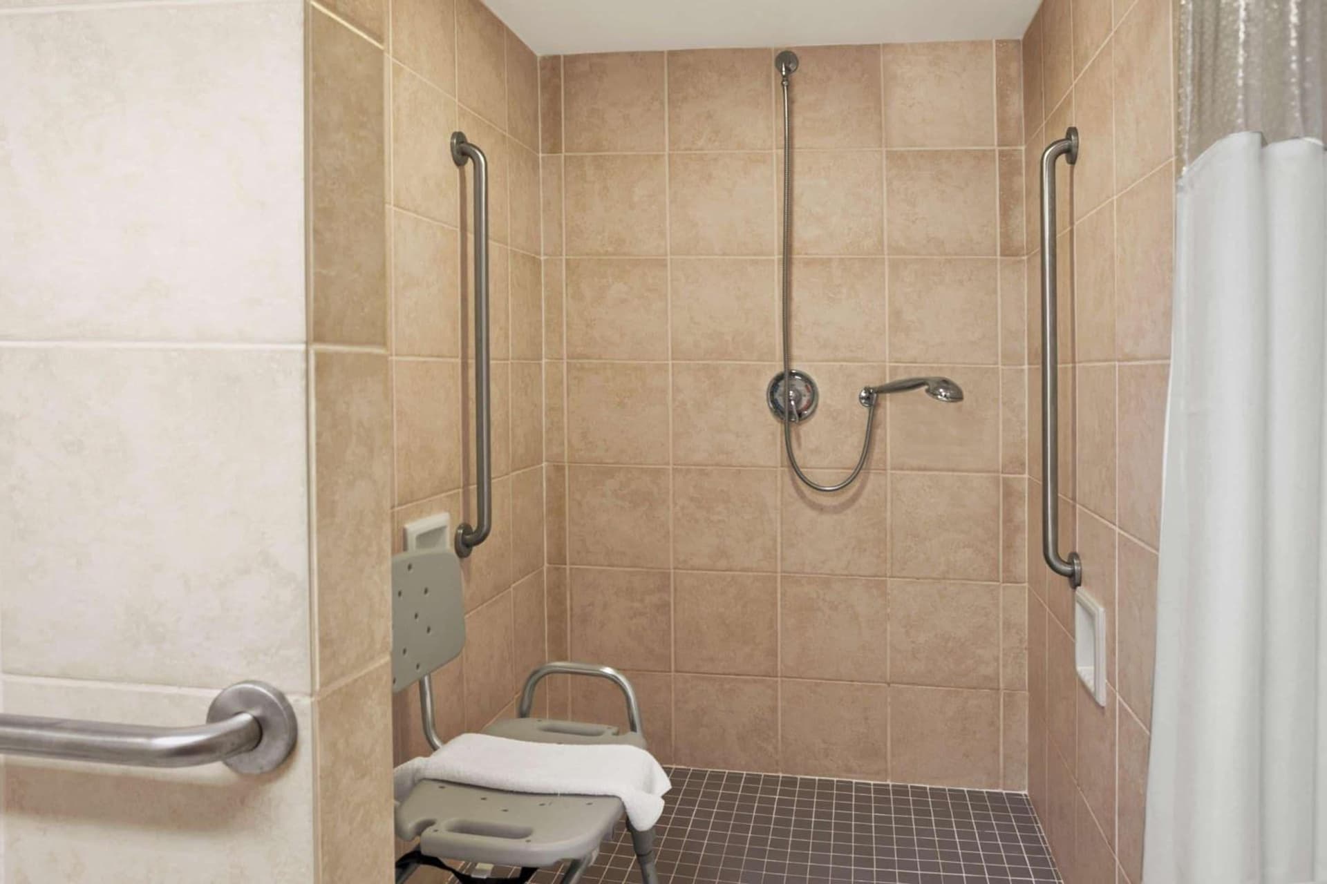 Ramada by Wyndham Saginaw Hotel & Suites gallery photo in Saginaw, MI — image 11