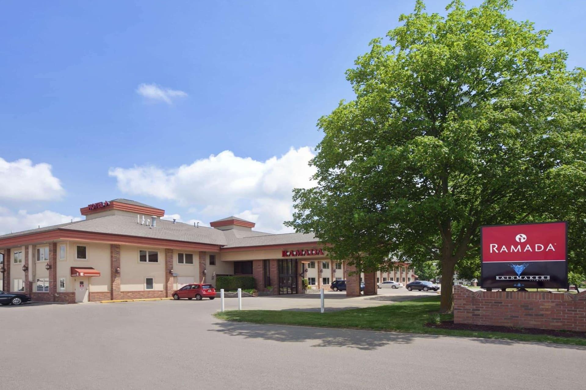 Ramada by Wyndham Saginaw Hotel & Suites — hotel in Saginaw, Michigan