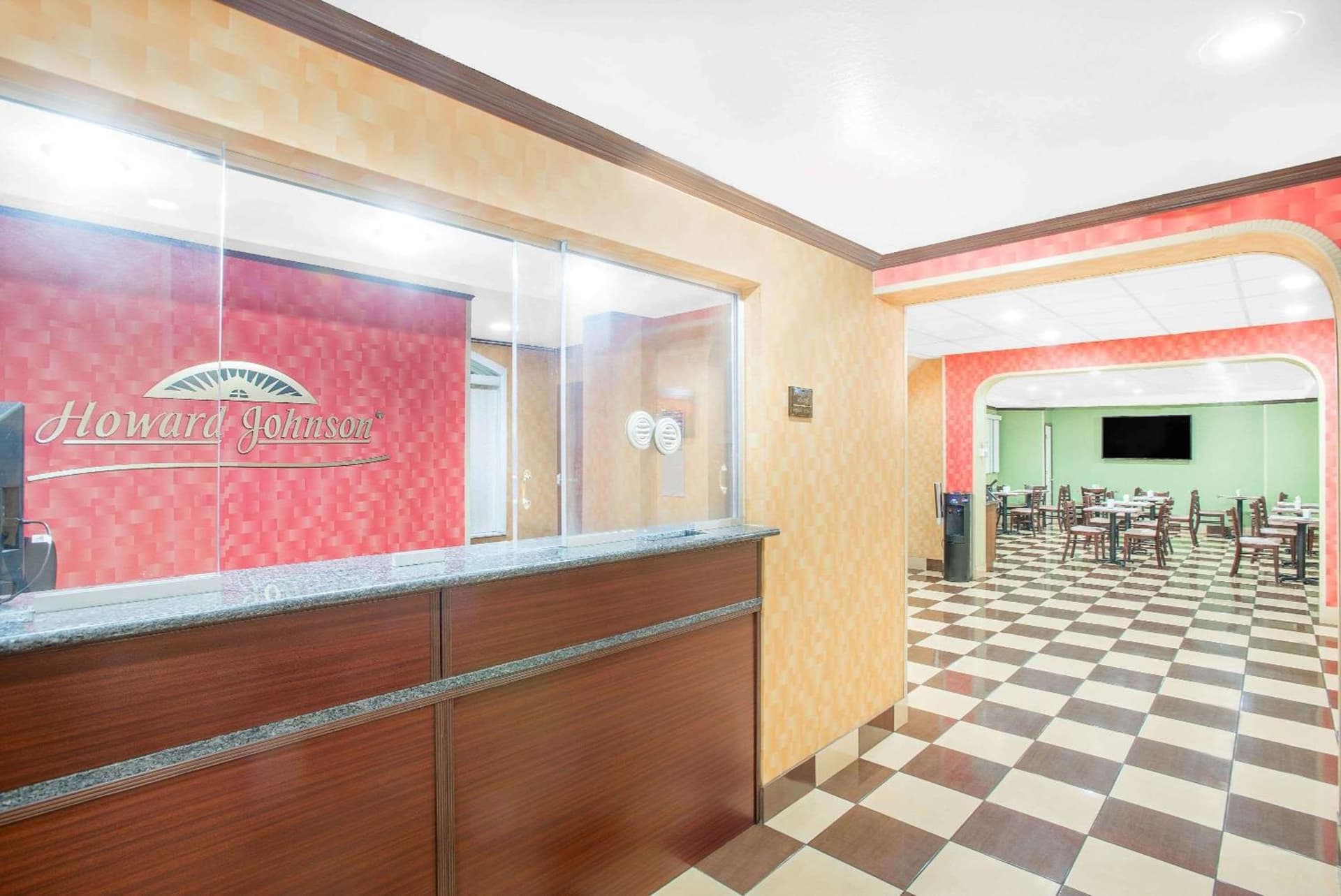 Howard Johnson by Wyndham North Bergen interior in North Bergen — gallery photo 2