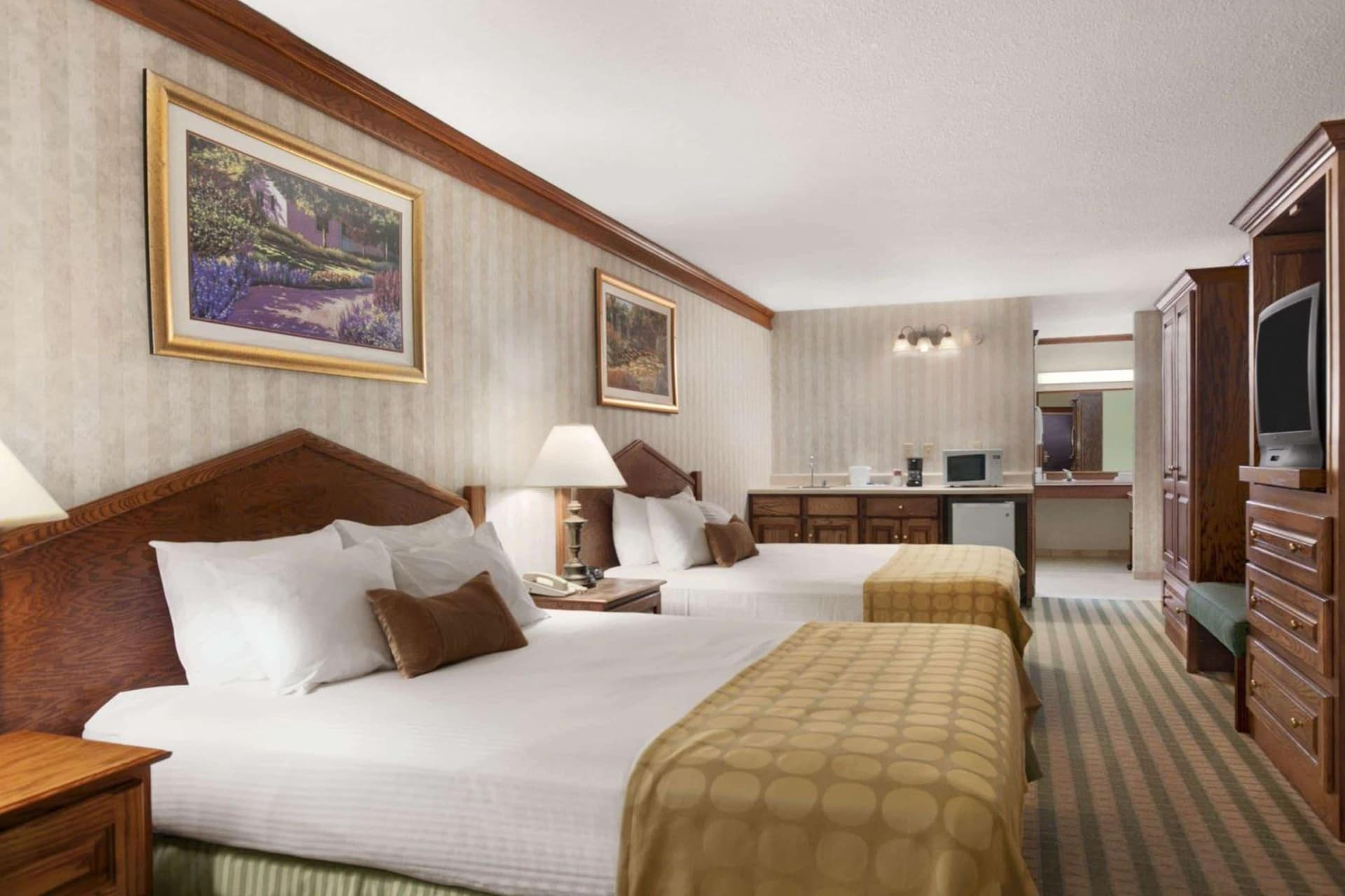 Ramada by Wyndham Saginaw Hotel & Suites gallery photo in Saginaw, MI — image 14