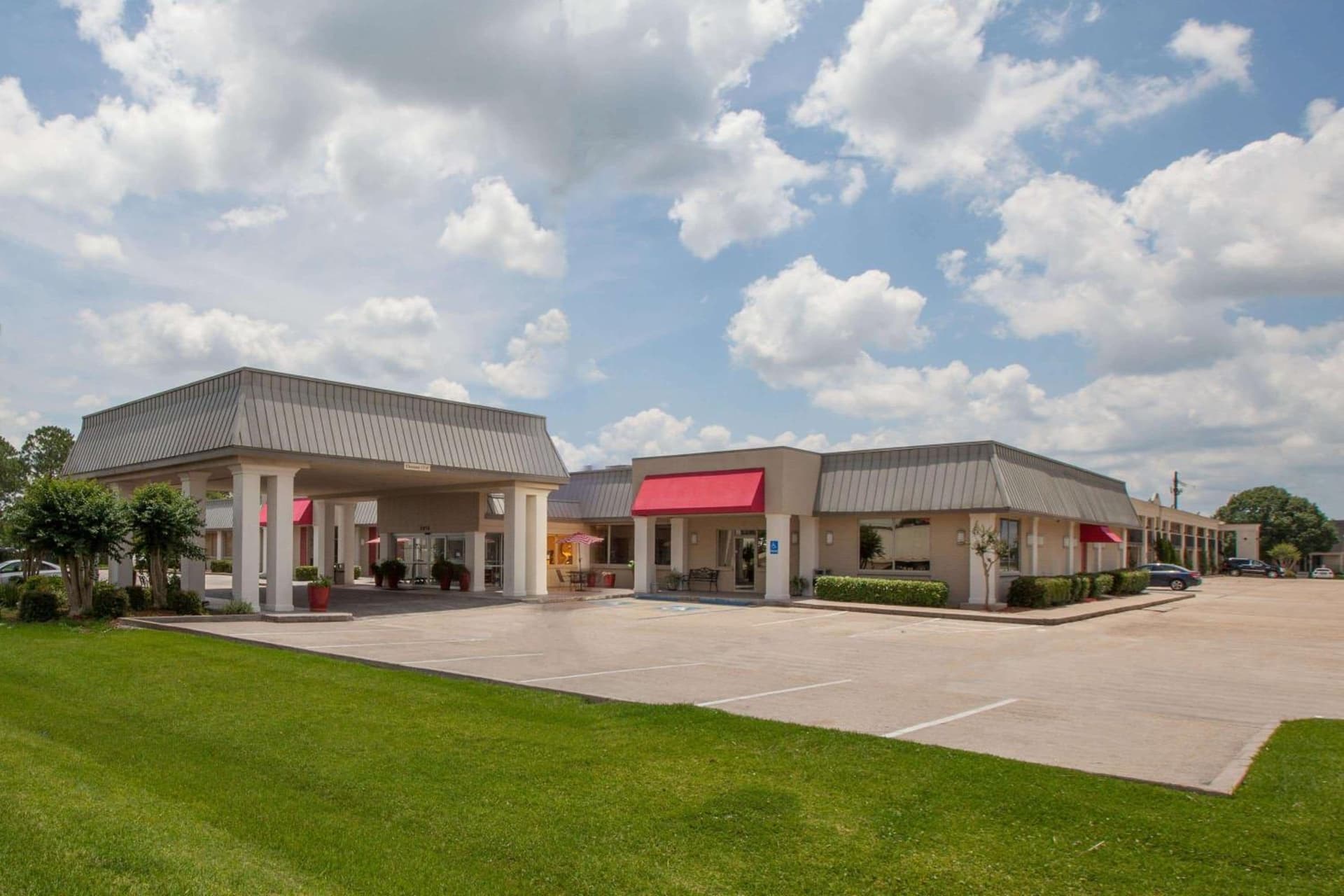 Iberia House & Suites featured exterior or lobby in New Iberia, LA — similar hotel