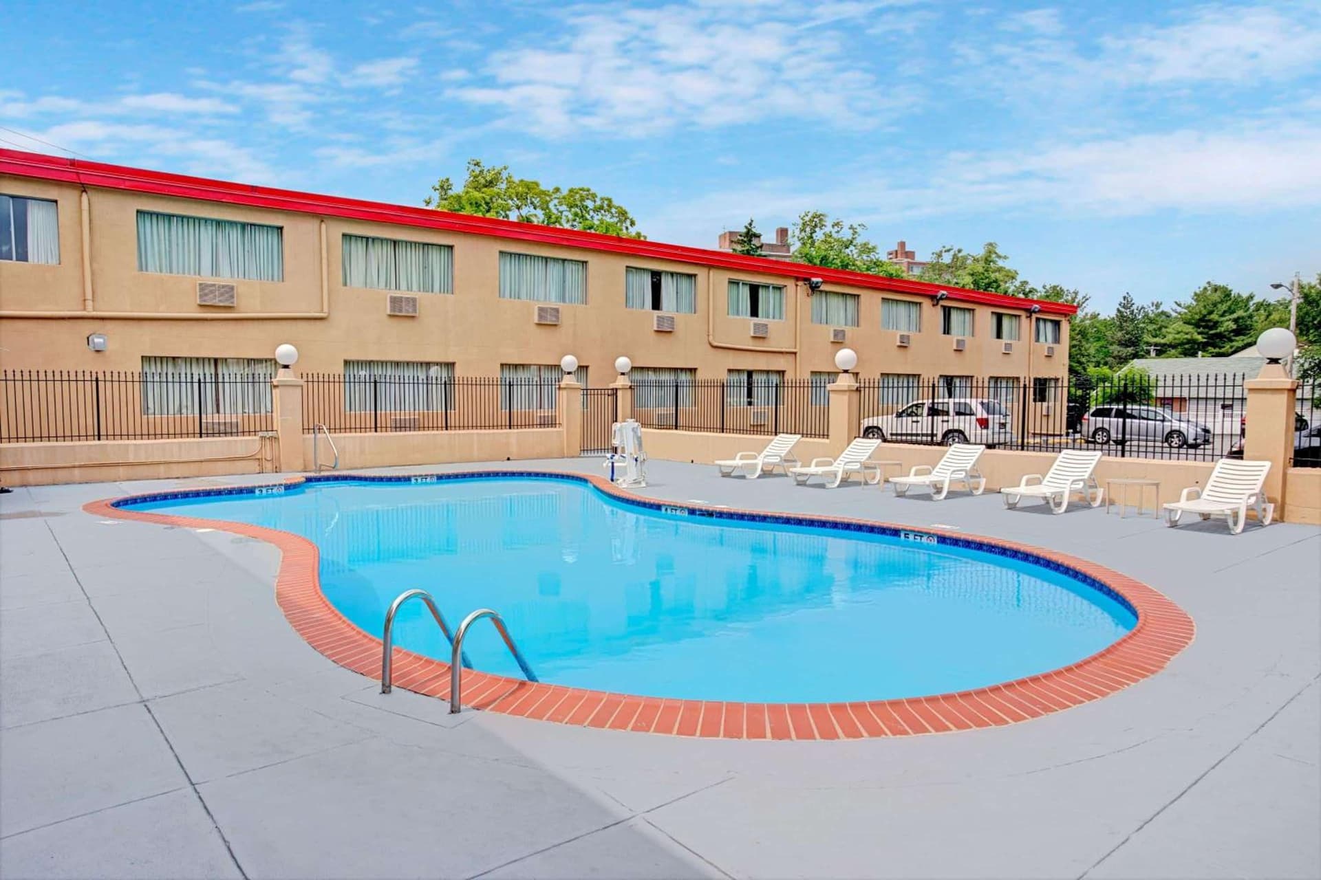 Howard Johnson by Wyndham Pikesville property views in Pikesville, MD — gallery photo 3