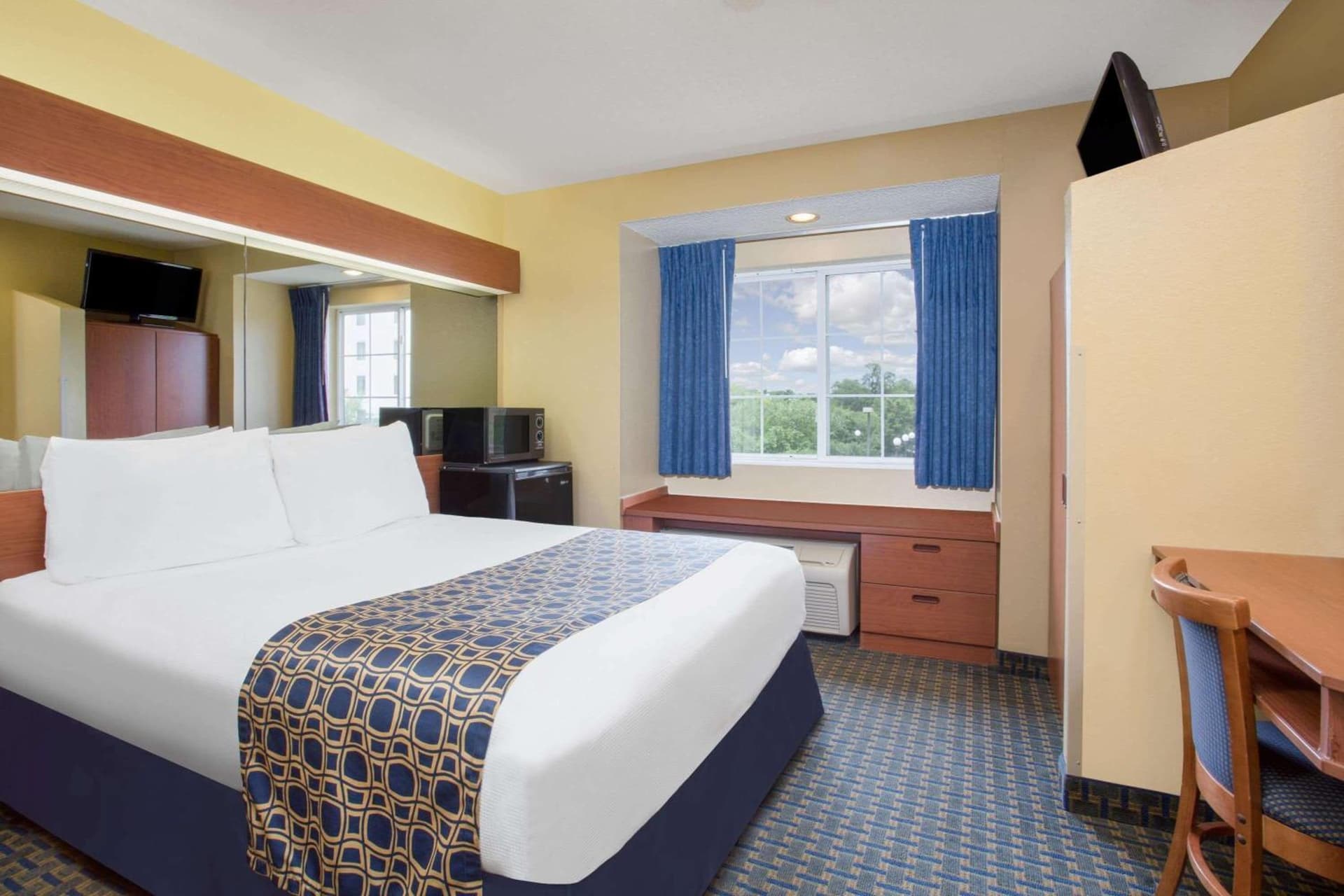 Microtel Inn & Suites Leesburg gallery photo in Silver Lake, FL — image 6