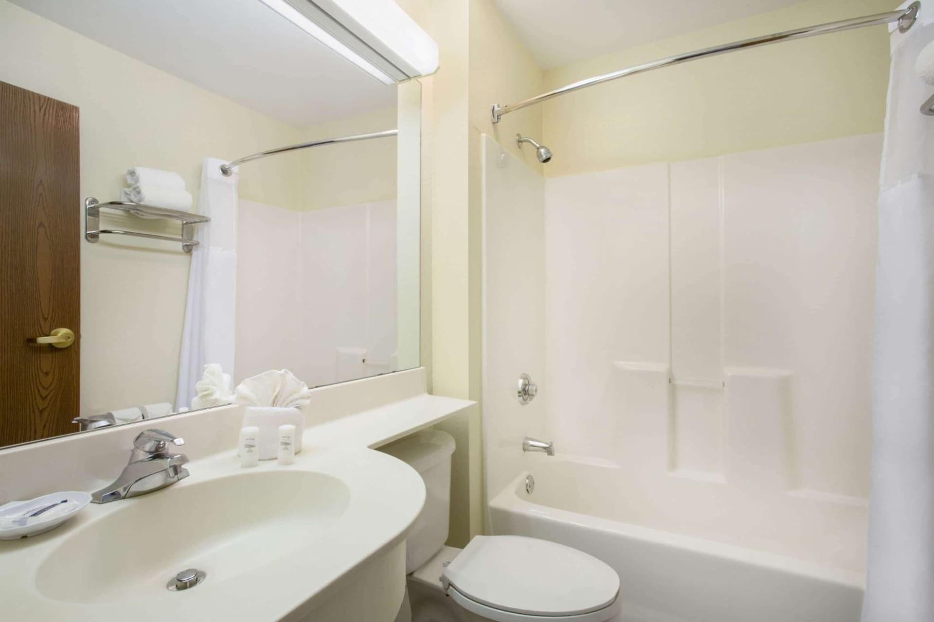 Microtel Inn & Suites Leesburg gallery photo in Silver Lake, FL — image 13