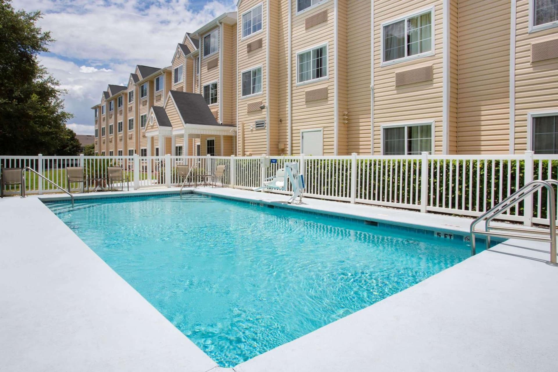 Microtel Inn & Suites Leesburg gallery photo in Silver Lake, FL — image 15