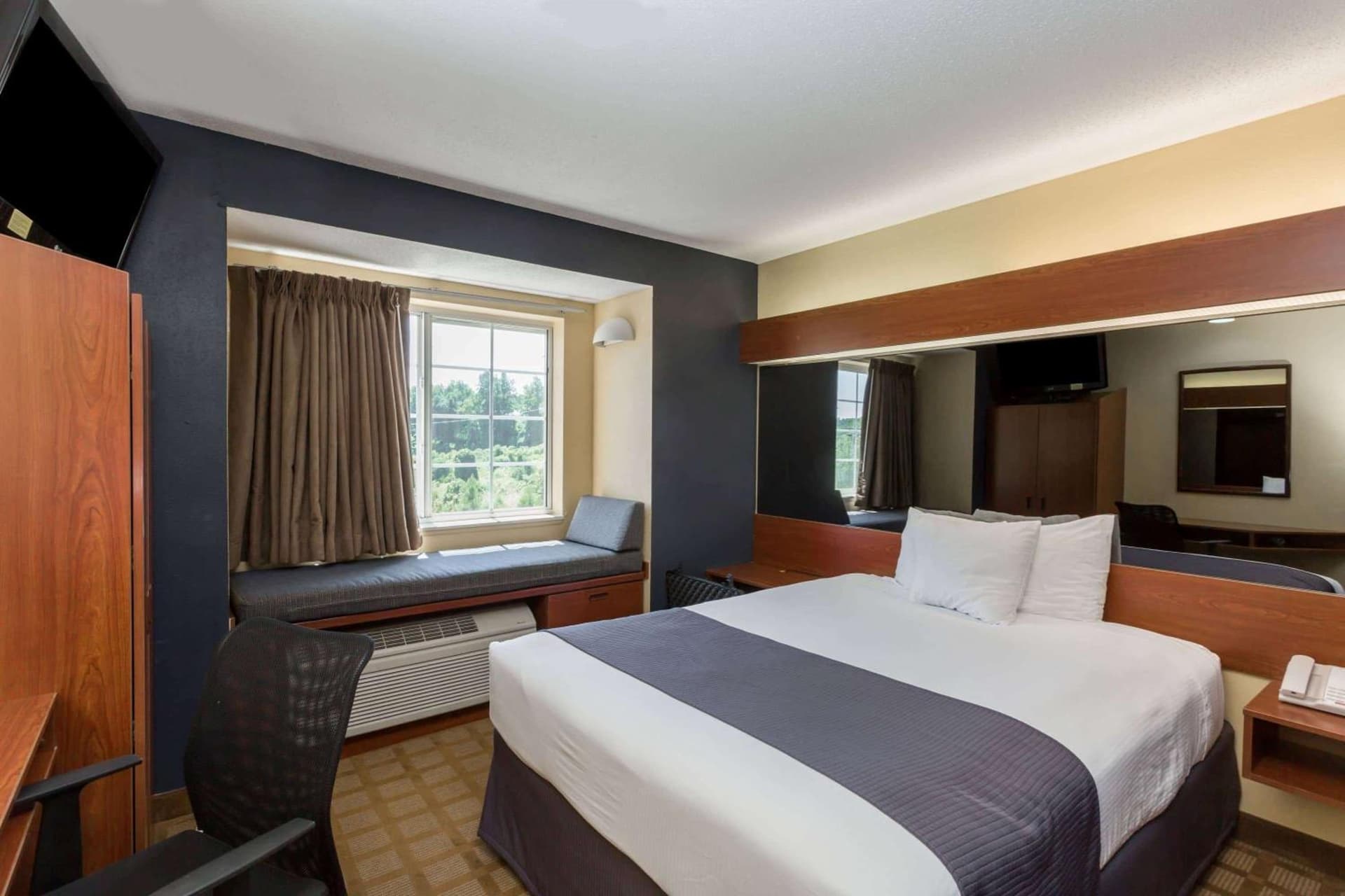 Microtel Inn & Suites by Wyndham Hillsborough gallery photo in Hillsborough, NC — image 9