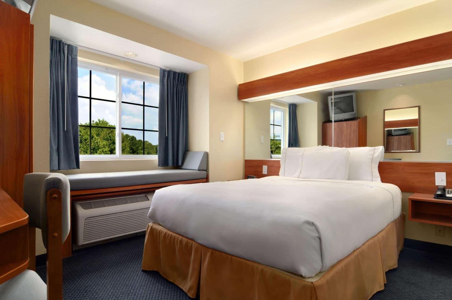 Microtel Inn & Suites by Wyndham Huntsville gallery photo in Huntsville, AL — image 24