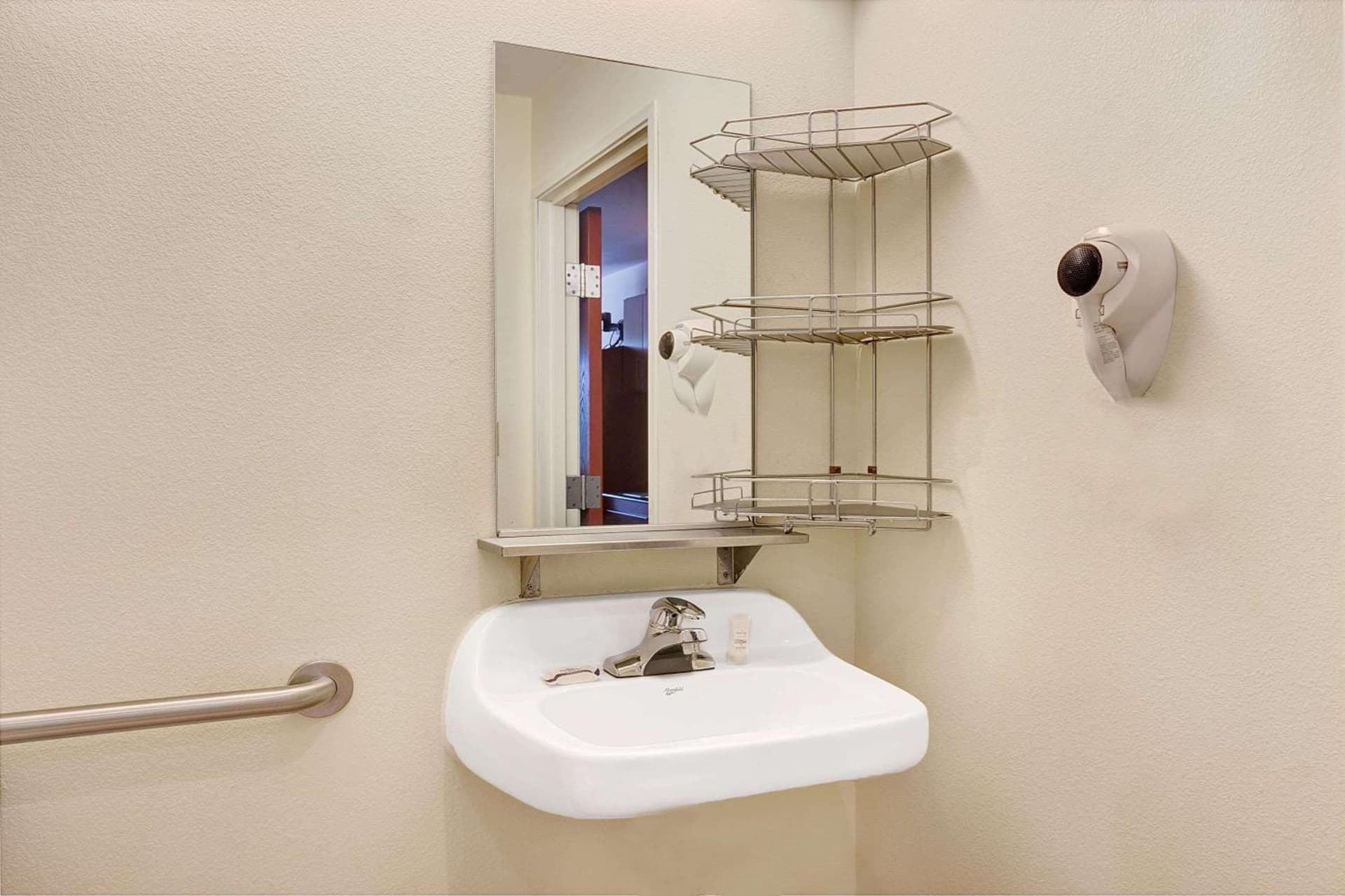 Microtel Inn & Suites by Wyndham Indianapolis Airport gallery photo in Indianapolis, IN — image 36