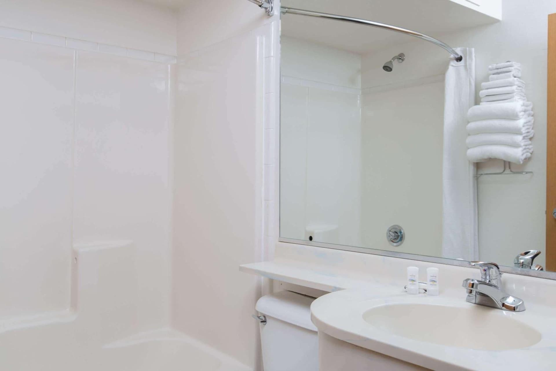 Baymont Inn & Suites by Wyndham Anchorage Airport gallery photo in Anchorage, AK — image 9