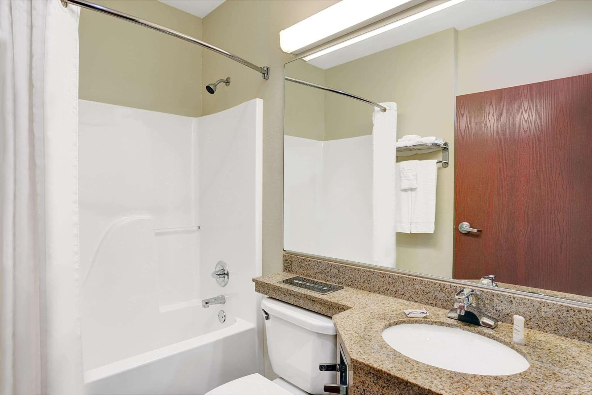 Microtel Inn & Suites by Wyndham Indianapolis Airport gallery photo in Indianapolis, IN — image 10