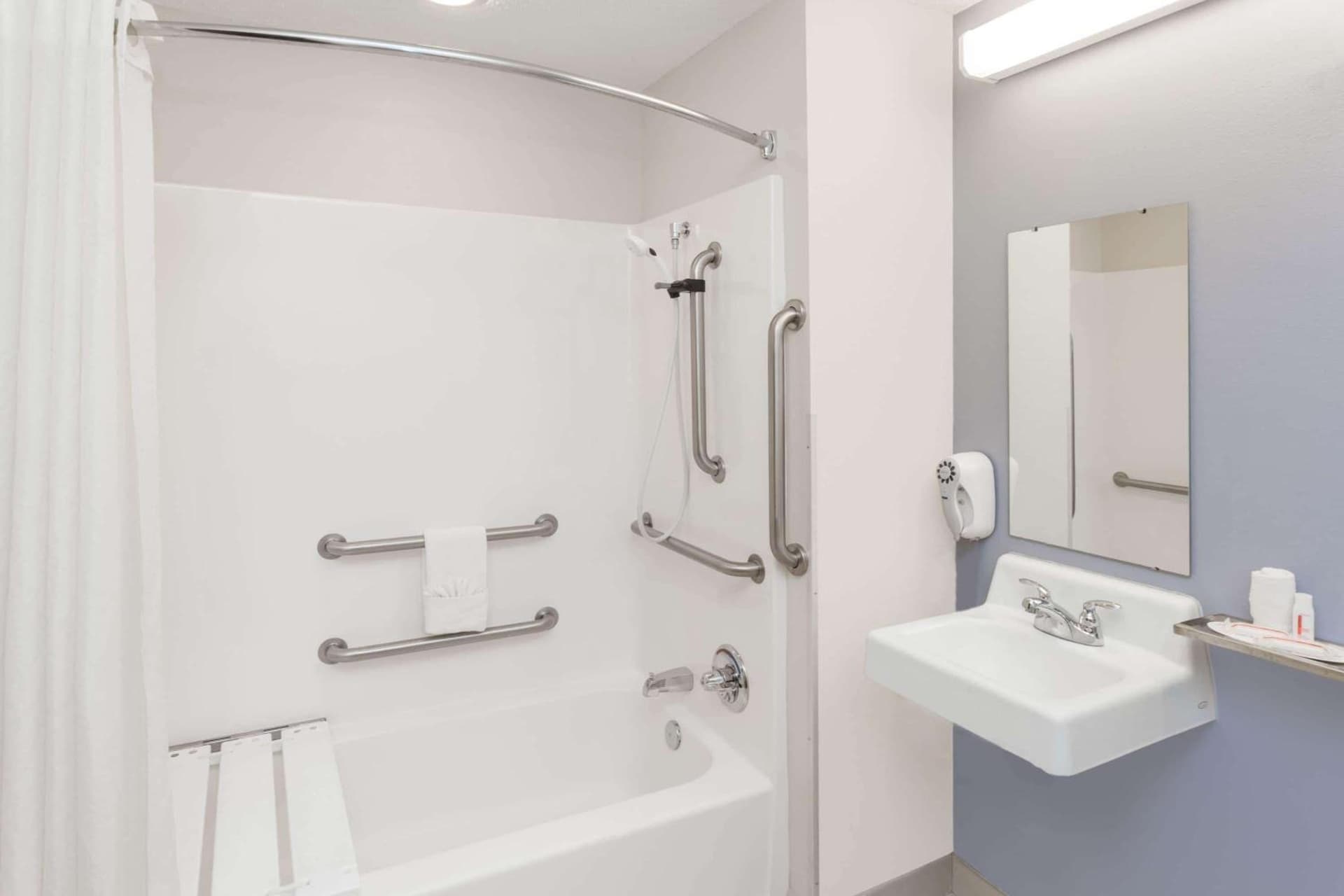 Microtel Inn and Suites Elkhart gallery photo in Elkhart, IN — image 12