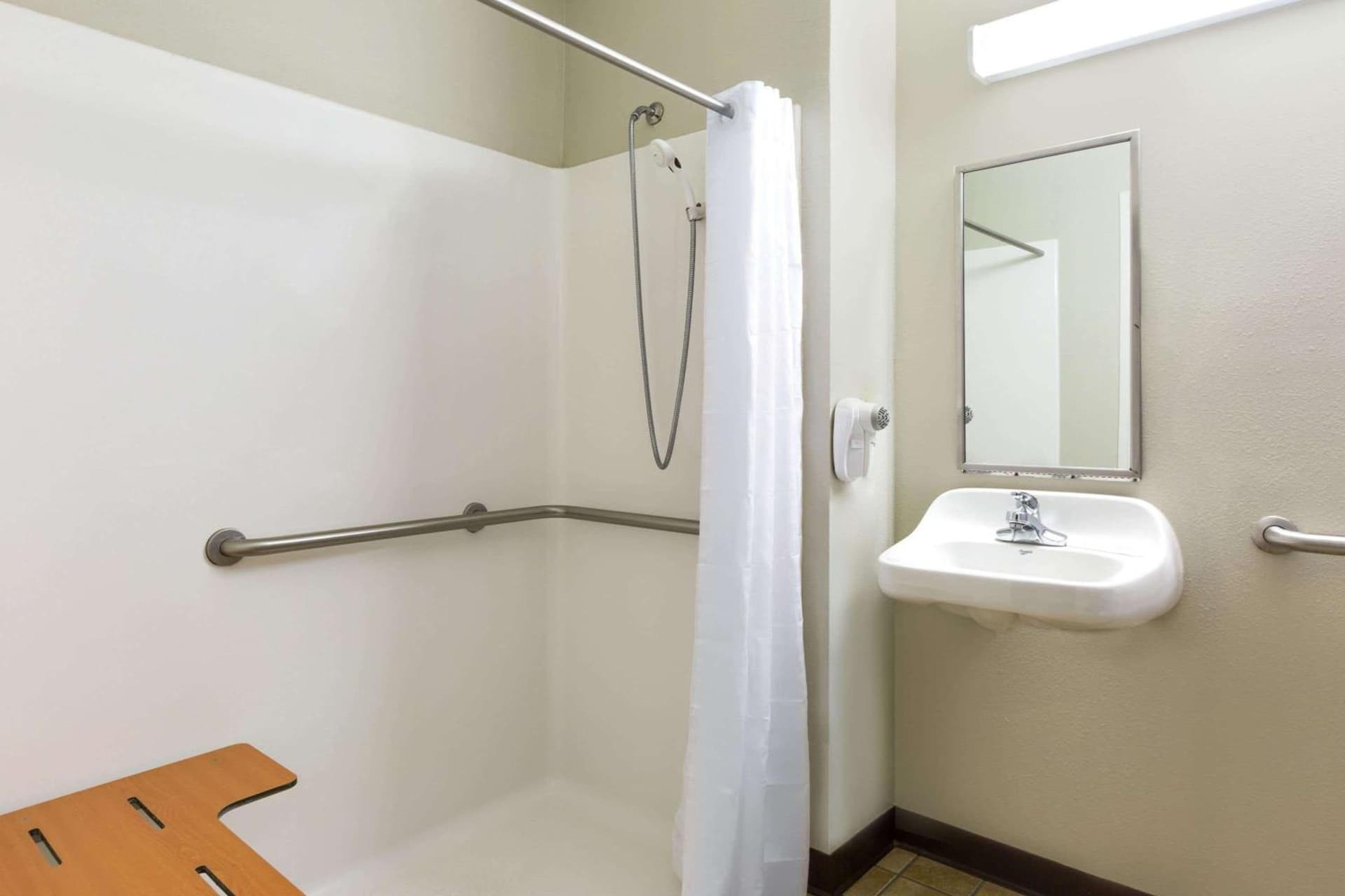 Microtel Inn & Suites by Wyndham Tuscaloosa gallery photo in Tuscaloosa, AL — image 31
