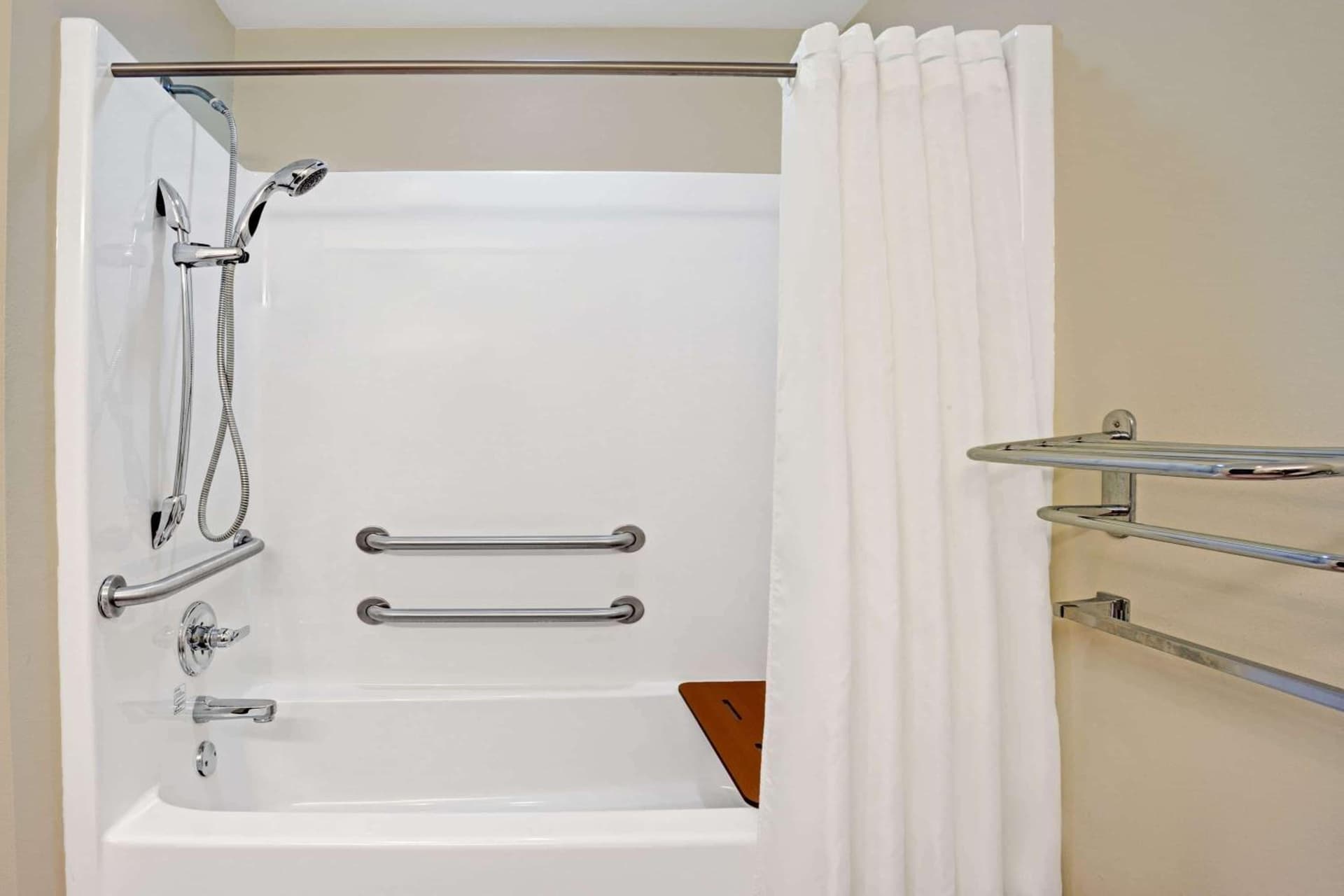 Microtel Inn & Suites by Wyndham Indianapolis Airport gallery photo in Indianapolis, IN — image 41