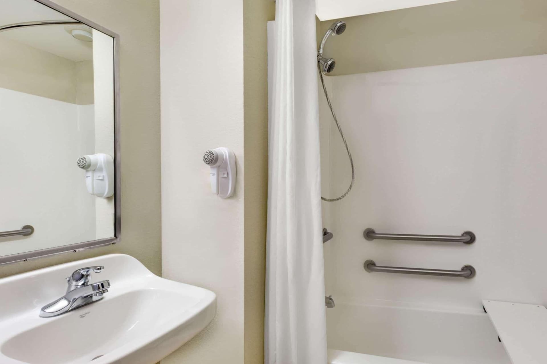 Microtel Inn & Suites by Wyndham Tuscaloosa gallery photo in Tuscaloosa, AL — image 11