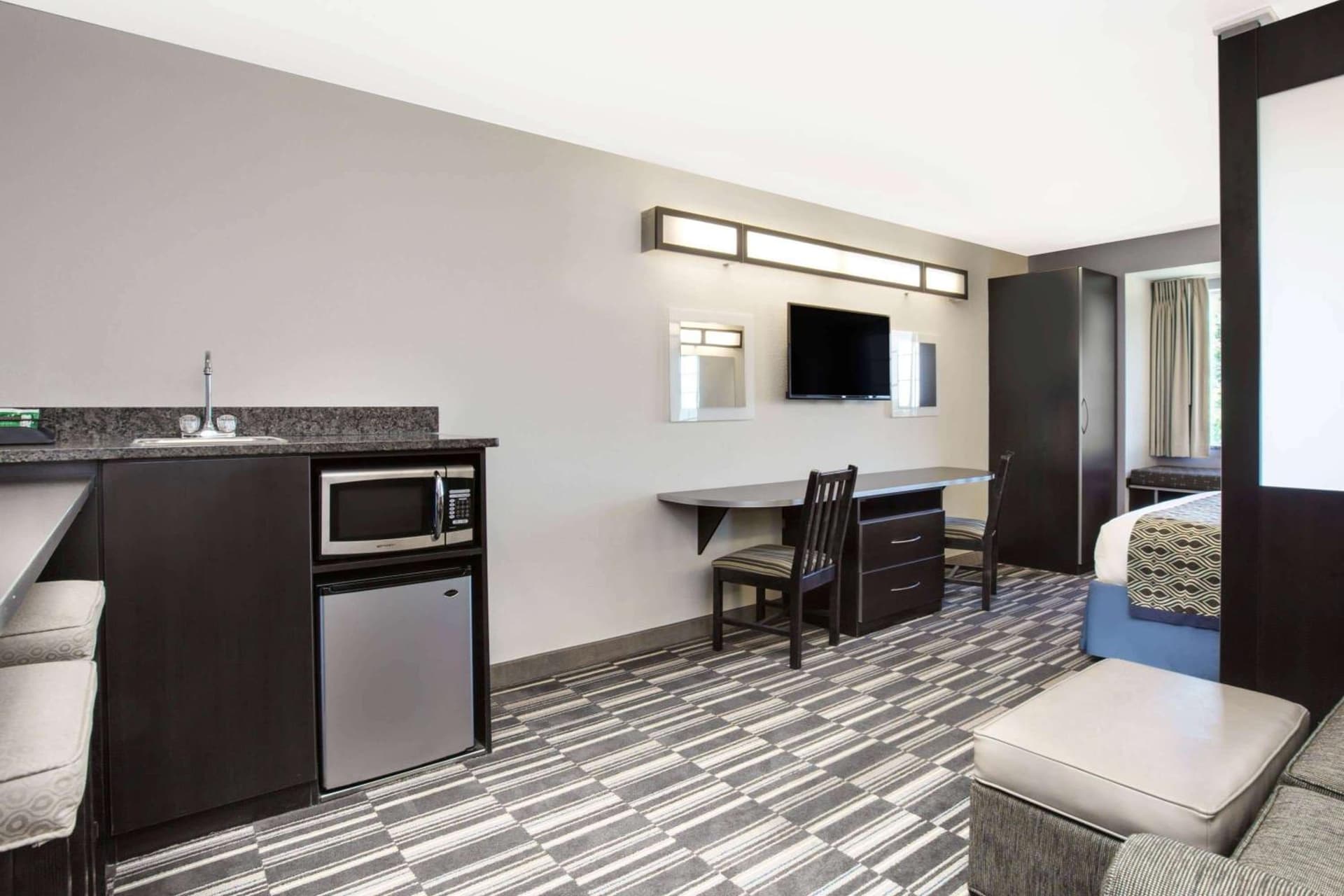 Microtel Inn & Suites by Wyndham Tuscaloosa gallery photo in Tuscaloosa, AL — image 21