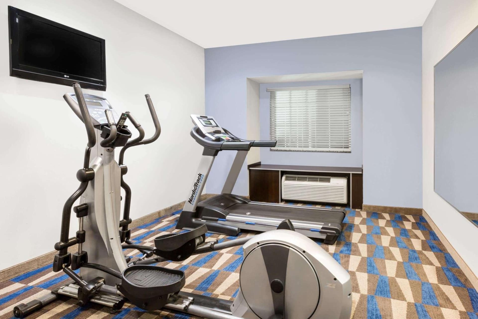 Microtel Inn & Suites by Wyndham Tuscaloosa gallery photo in Tuscaloosa, AL — image 9