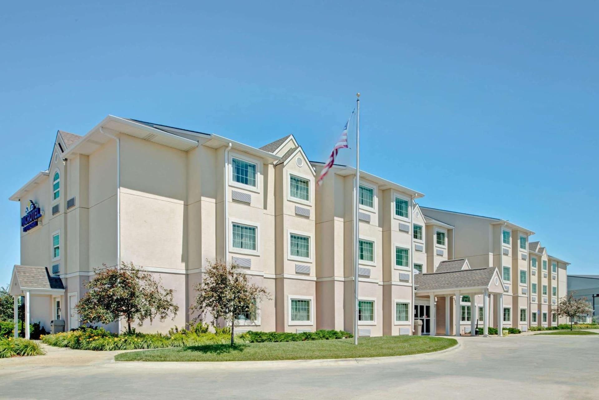 Microtel Inn & Suites by Wyndham Bluffs interior in Council Bluffs, IA — gallery photo 2