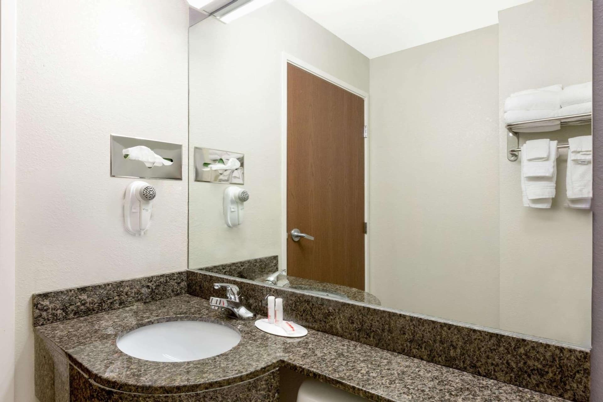 Microtel Inn & Suites by Wyndham Tuscaloosa gallery photo in Tuscaloosa, AL — image 4