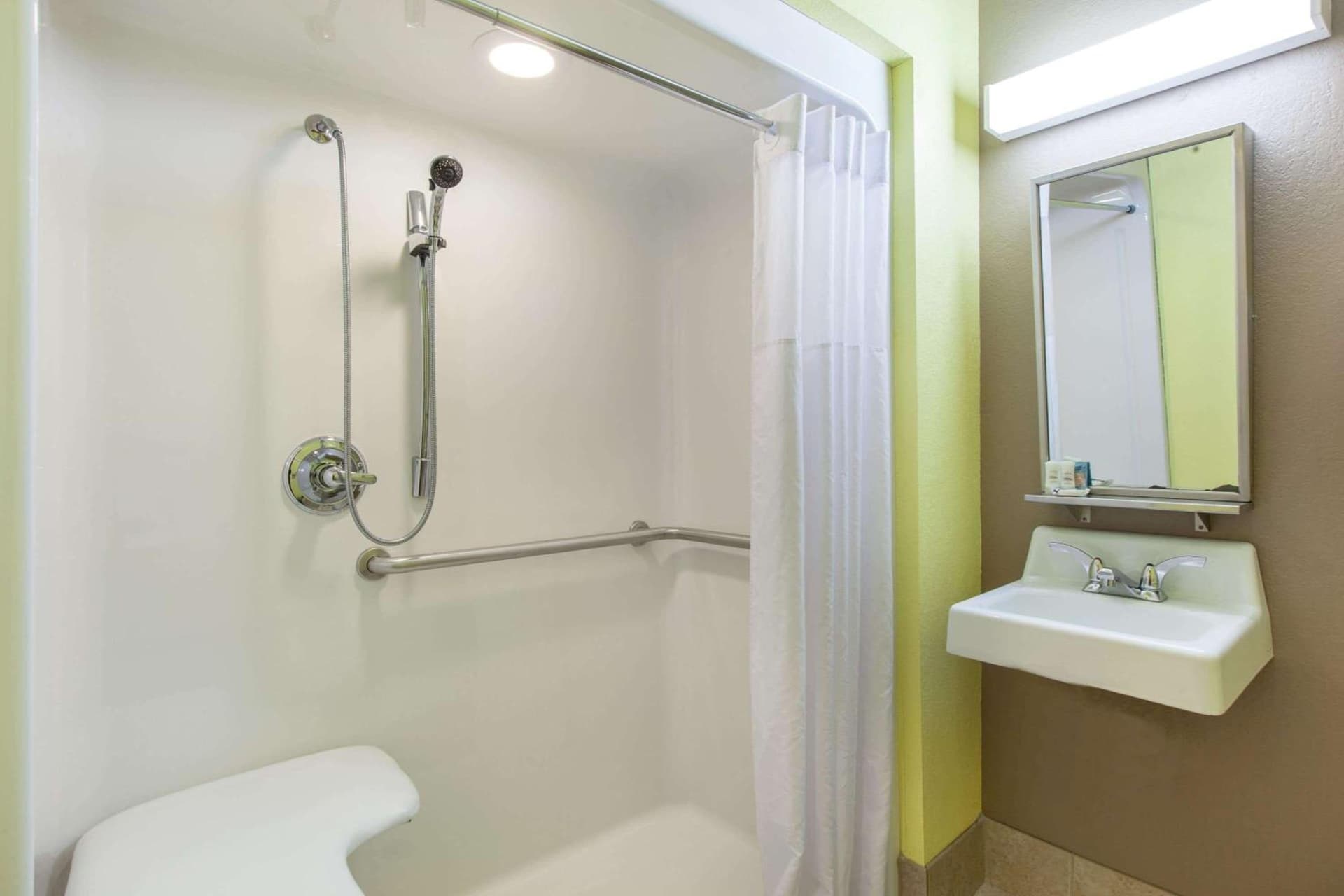 Microtel Inn & Suites by Wyndham Spring Hill/Weeki Wachee gallery photo in Weeki Wachee, FL — image 7