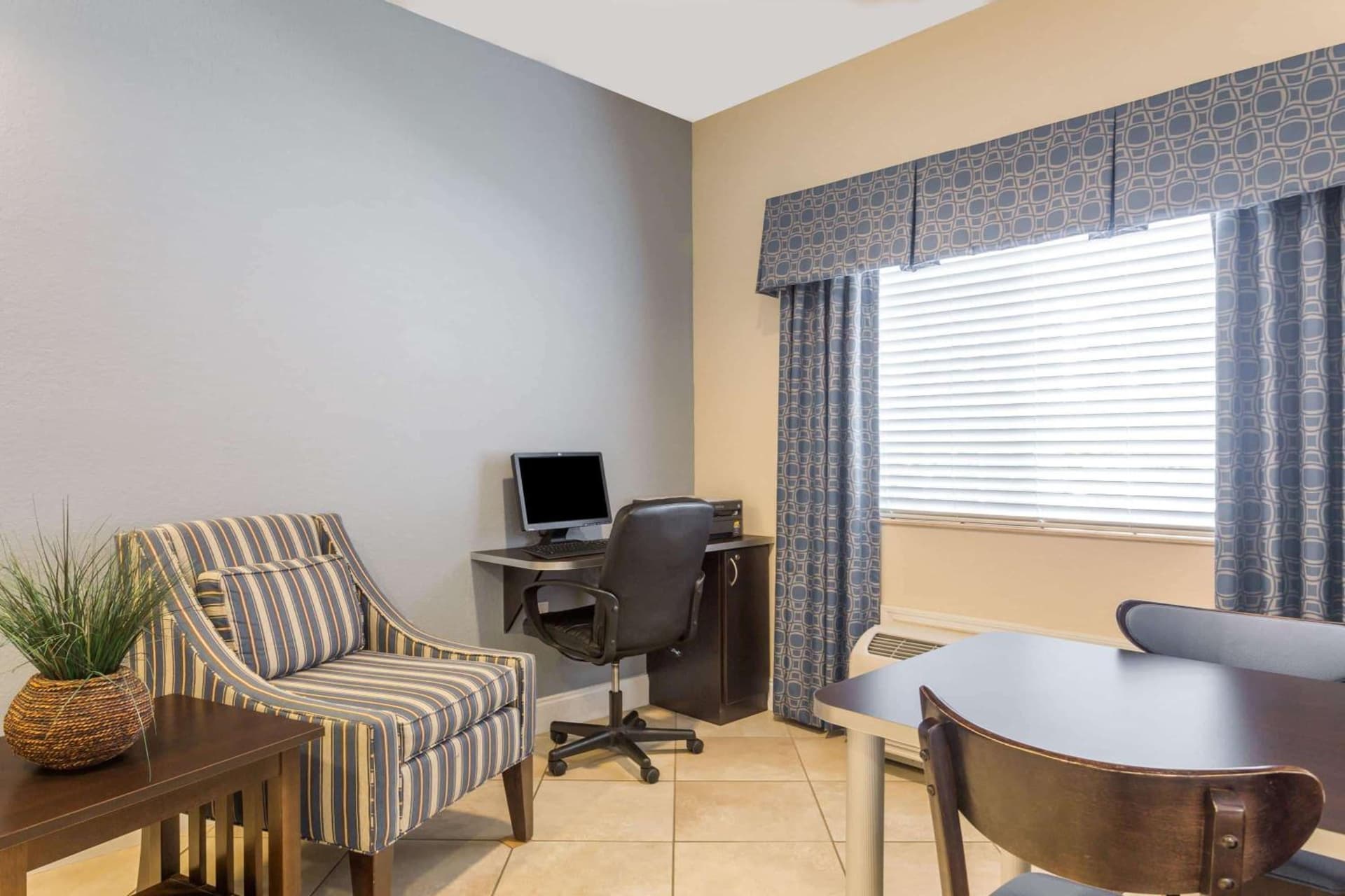 Microtel Inn & Suites by Wyndham Spring Hill/Weeki Wachee gallery photo in Weeki Wachee, FL — image 11