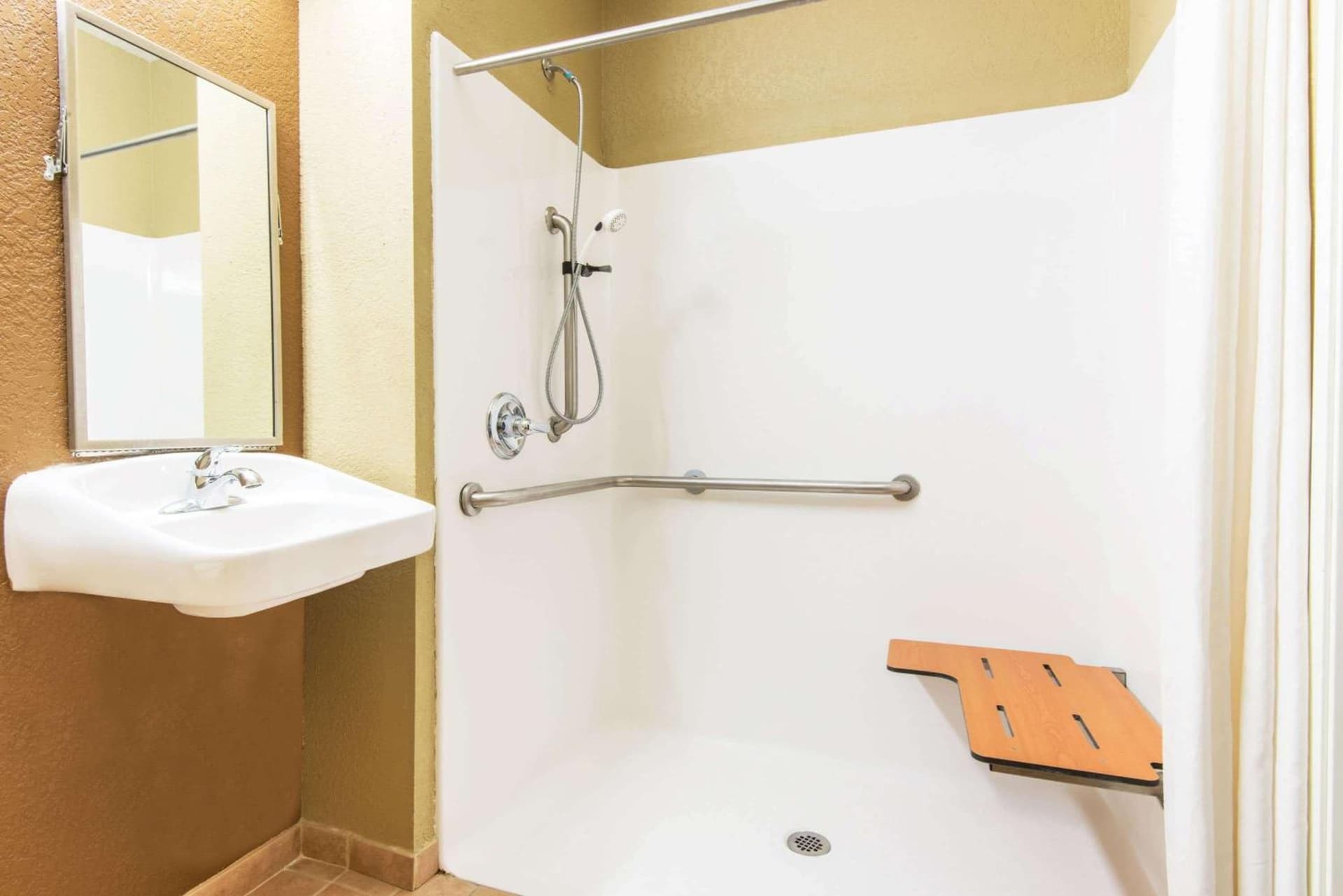 Microtel Inn & Suites by Wyndham Montgomery gallery photo in Montgomery, AL — image 8