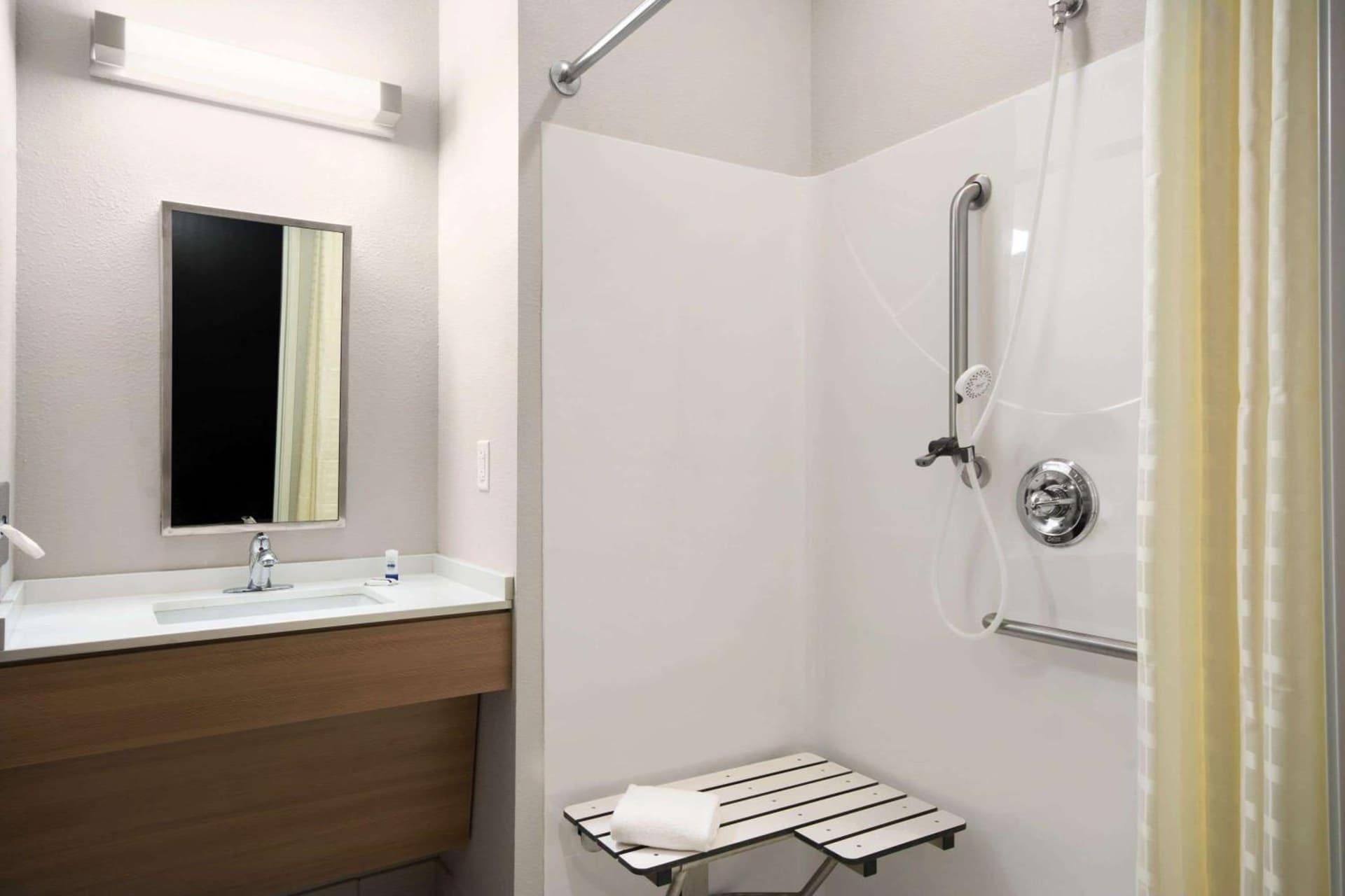 Microtel Inn & Suites by Wyndham gallery photo in Lynchburg, VA — image 12