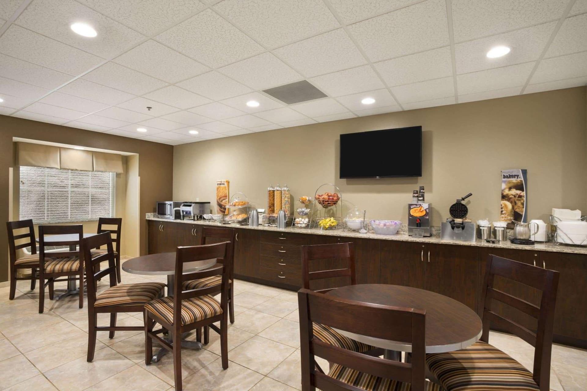 Microtel Inn & Suites by Wyndham Cambridge gallery photo in Cambridge, OH — image 7