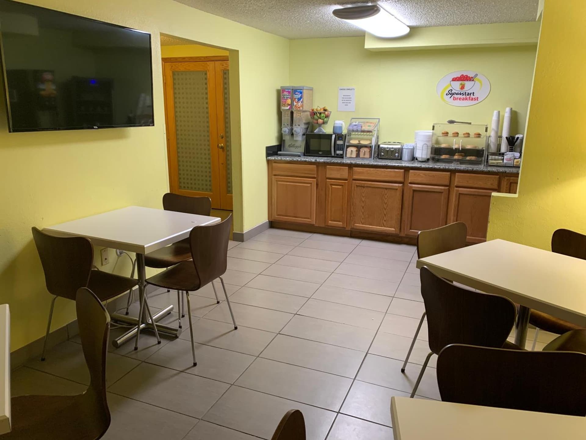 Super 8 by Wyndham Pueblo gallery photo in Pueblo, CO — image 22