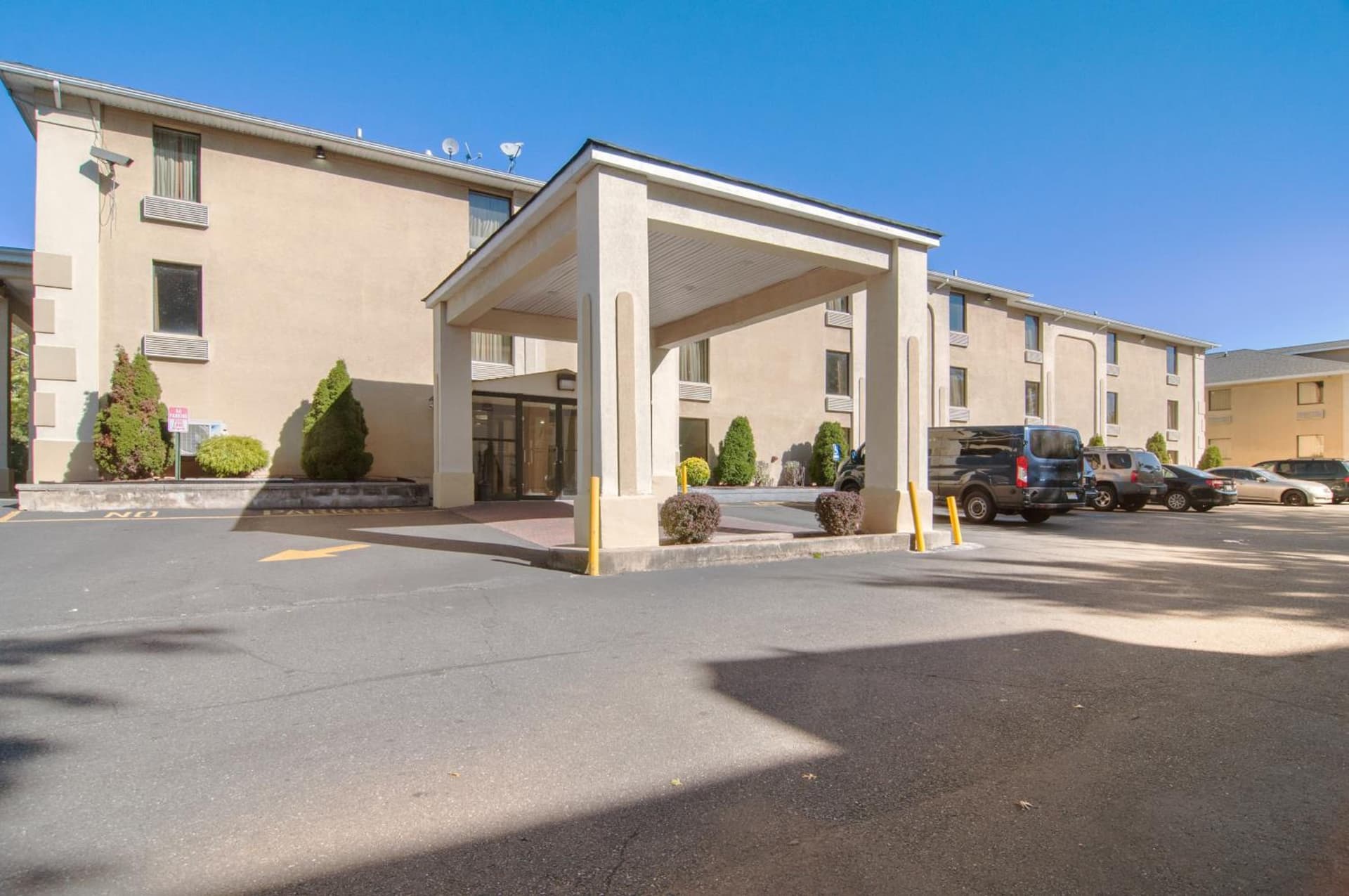 Red Carpet Inn Newark - Irvington NJ featured exterior or lobby in Irvington, NY — similar hotel