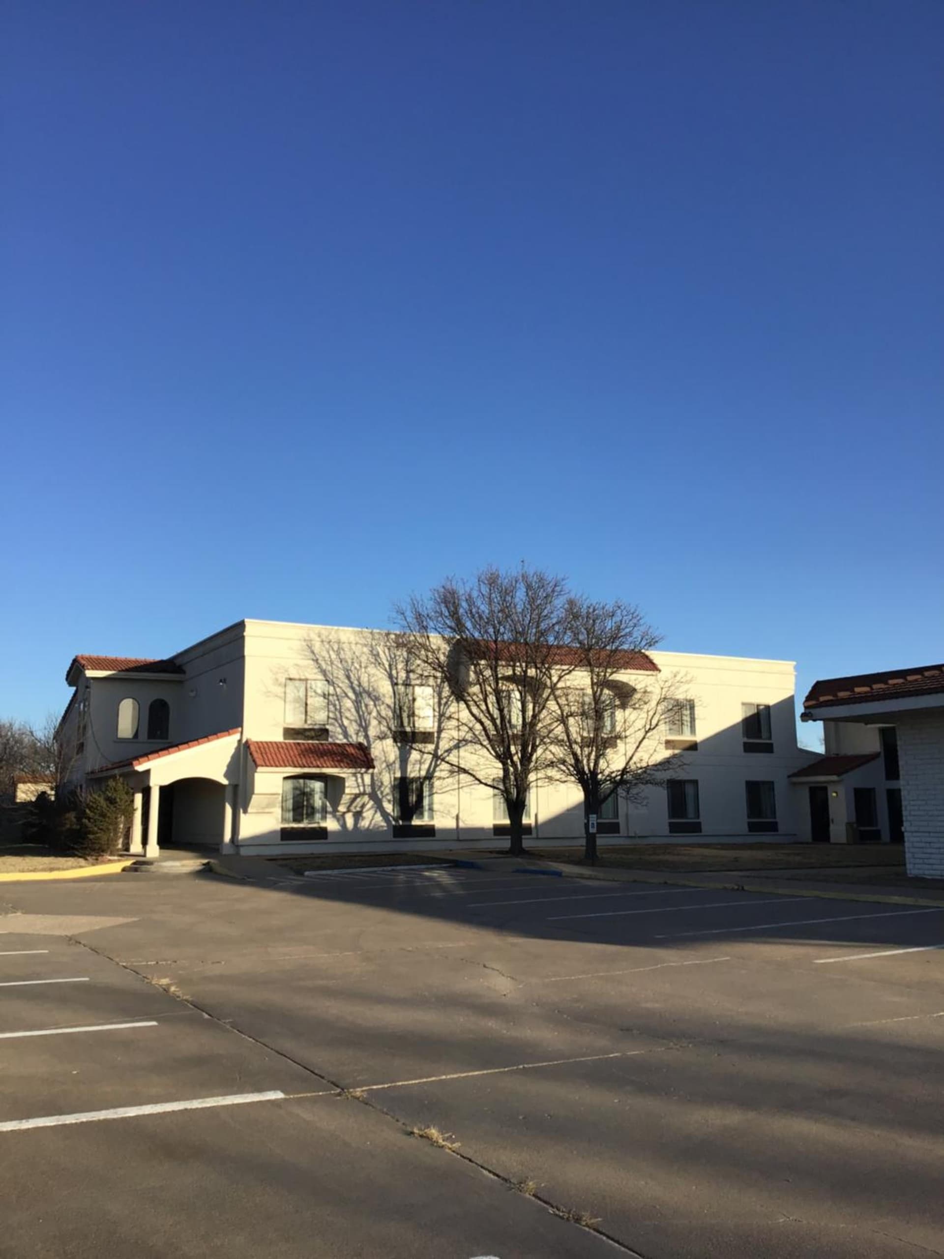 7 boutique hotel featured exterior or lobby in Pratt, KS — similar hotel