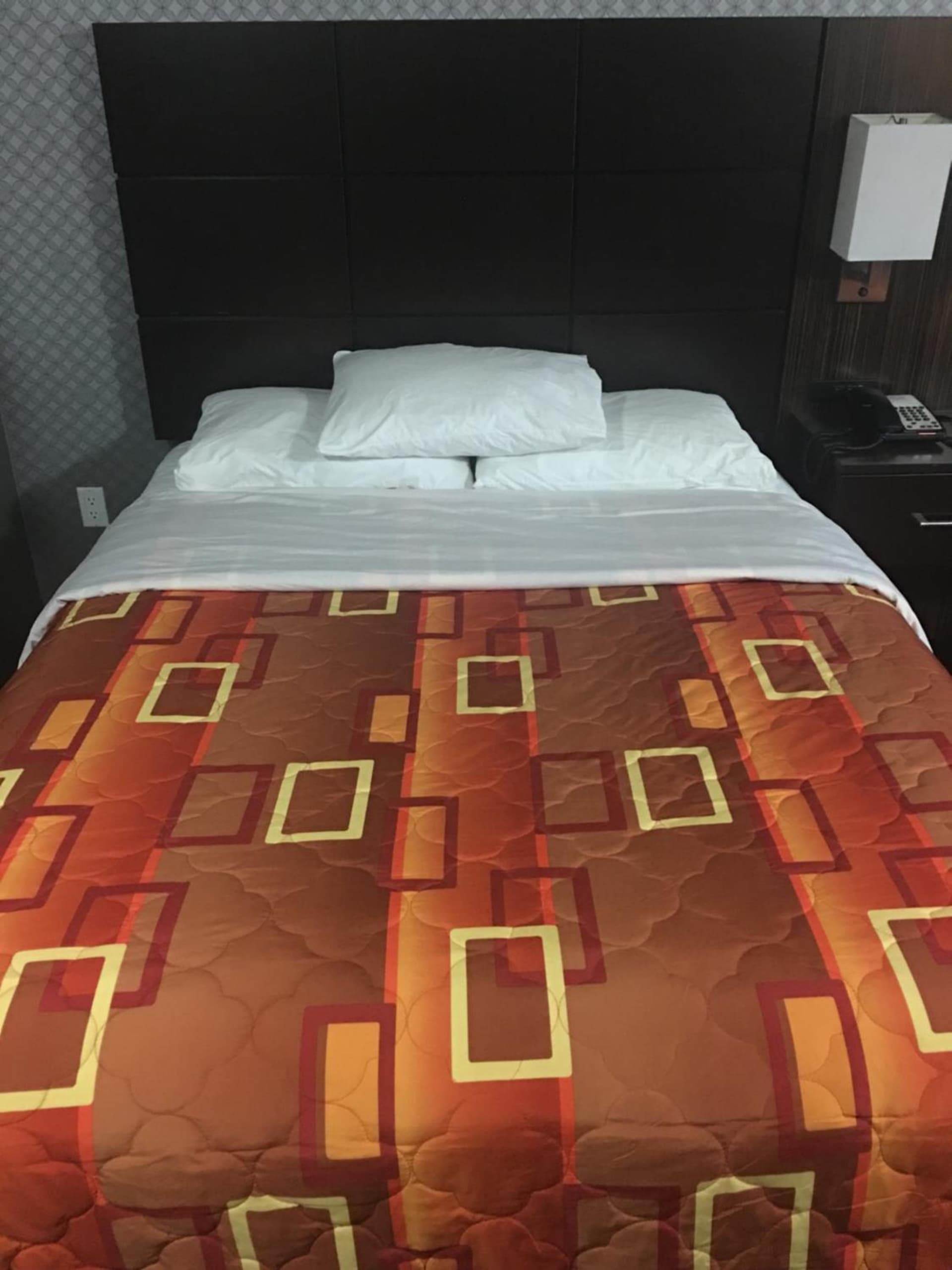Red Carpet Inn Elmwood interior in Elmwood Park, NJ — gallery photo 2
