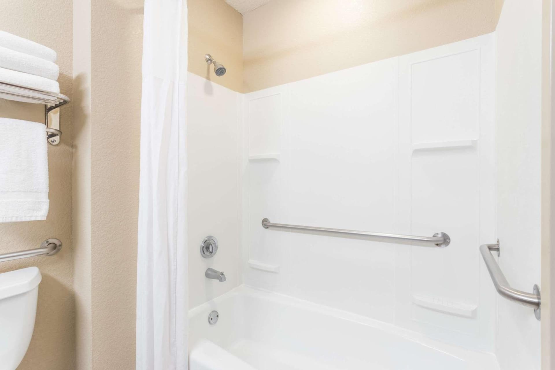 Days Inn & Suites by Wyndham Lakeland gallery photo in Lakeland, FL — image 101