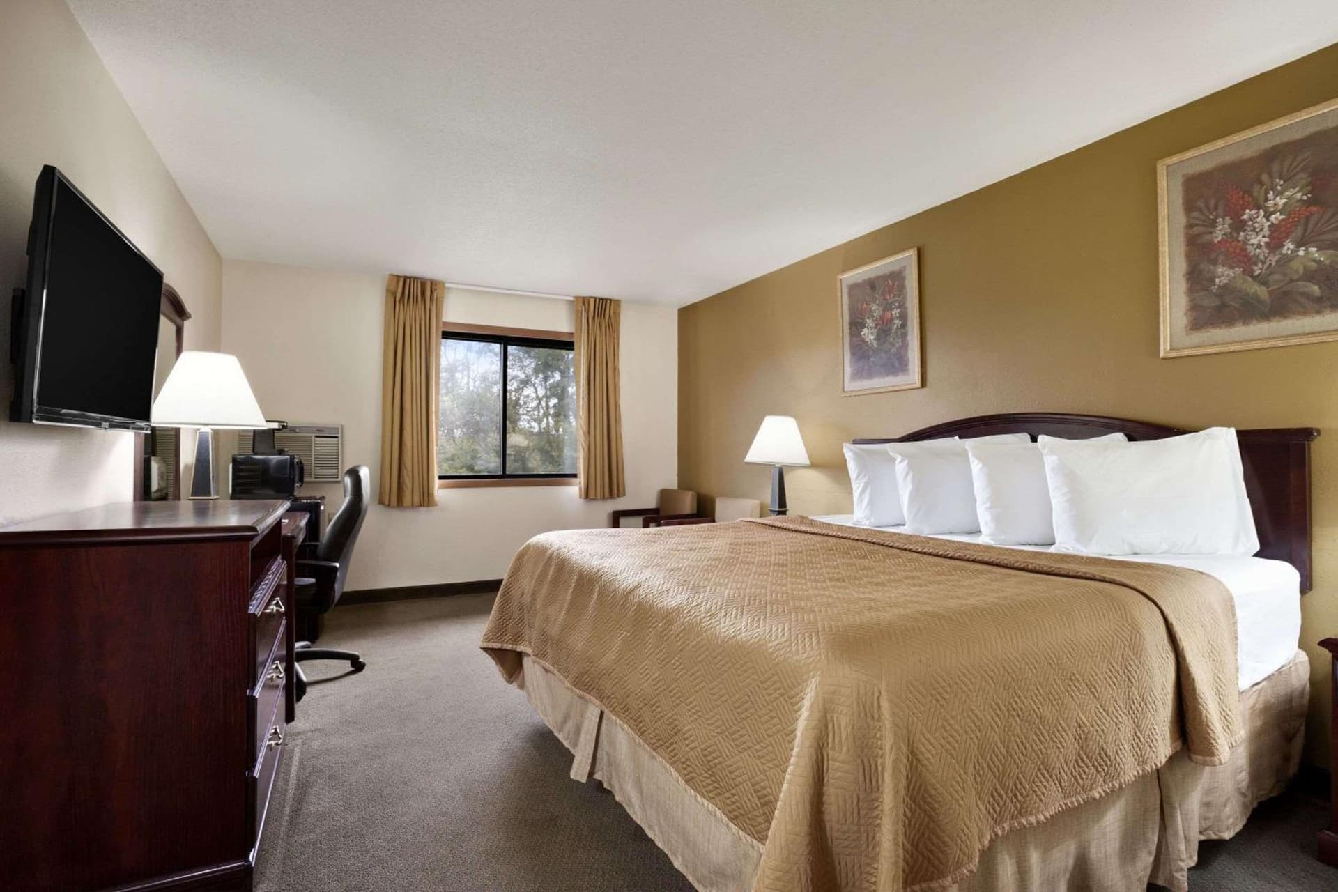 Travelodge by Wyndham La Porte/Michigan City Area gallery photo in LaPorte, IN — image 39