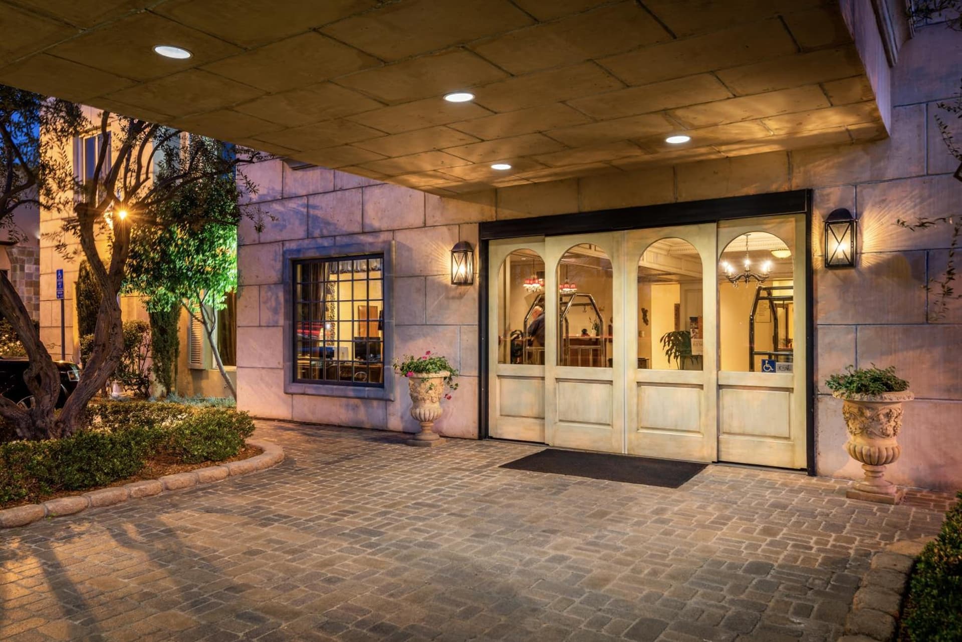 Ayres Hotel Seal Beach - Cypress interior in Seal Beach, CA — gallery photo 2