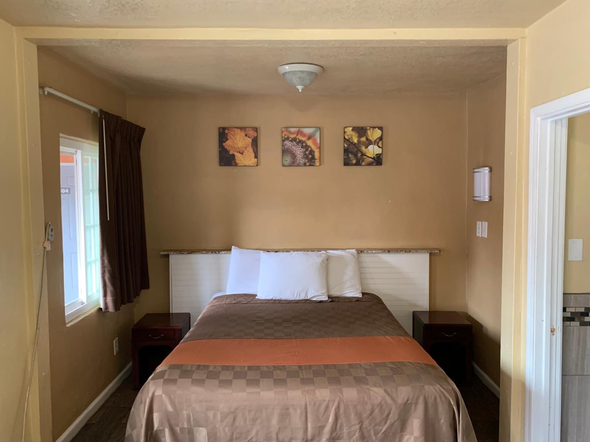 SunLight Motel Long Beach property views in Long Beach, CA — gallery photo 3