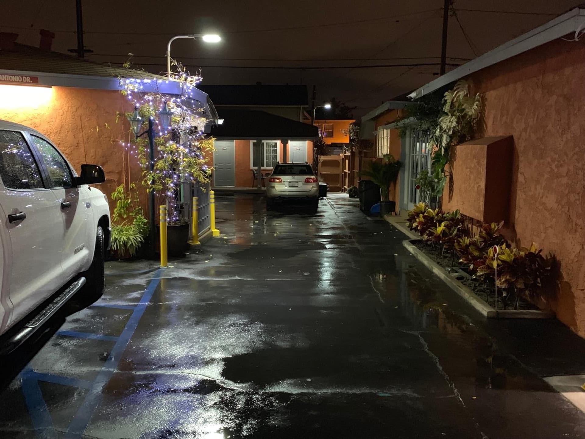 SunLight Motel Long Beach interior in Long Beach, CA — gallery photo 2