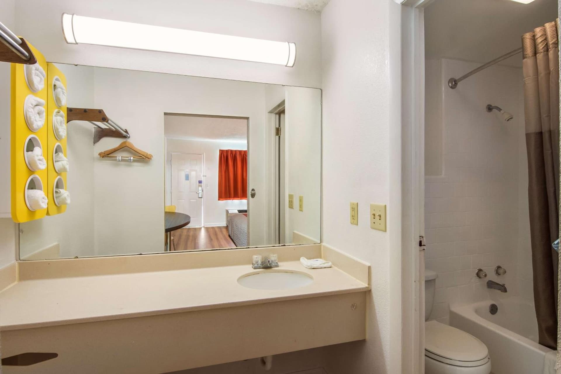 Motel 6-Warner Robins, GA interior in Warner Robins, GA — gallery photo 2