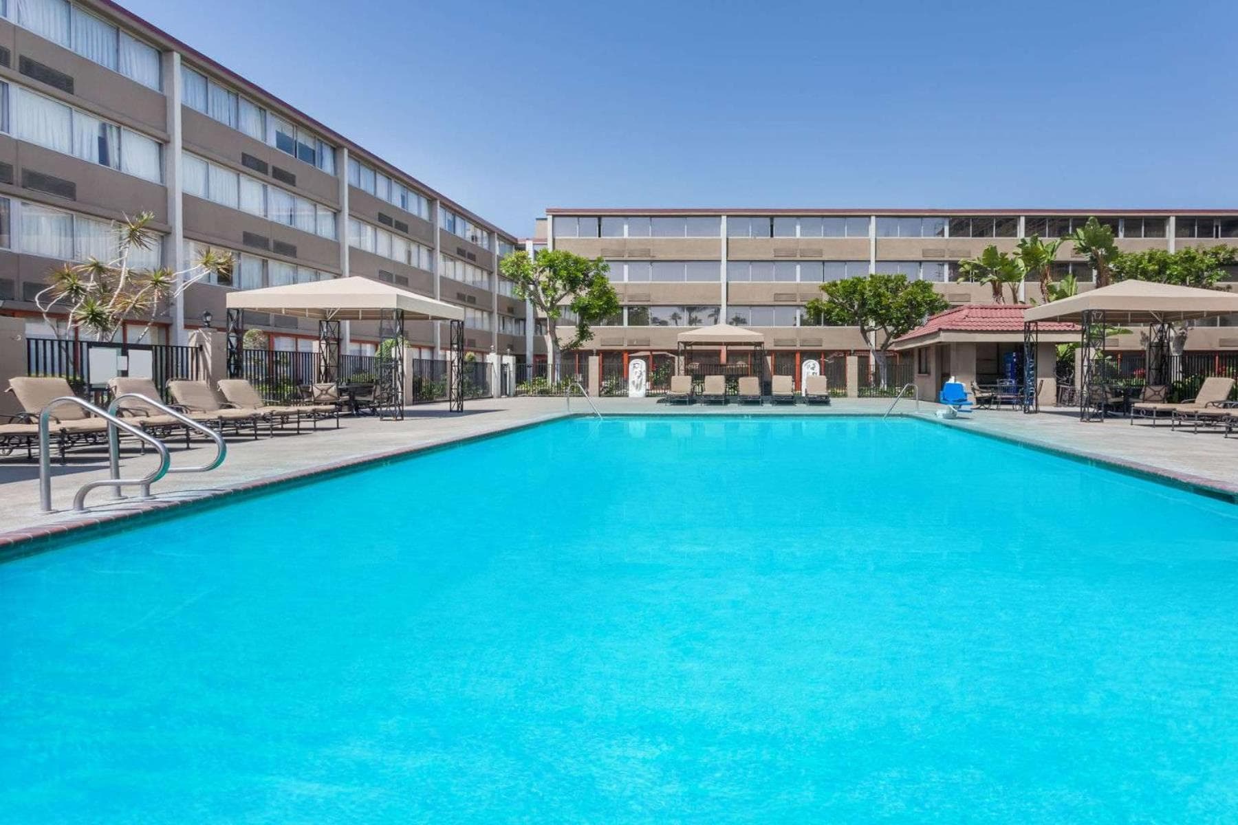 Howard Johnson by Wyndham Fullerton/Anaheim Conference Cntr gallery photo in Fullerton, CA — image 23