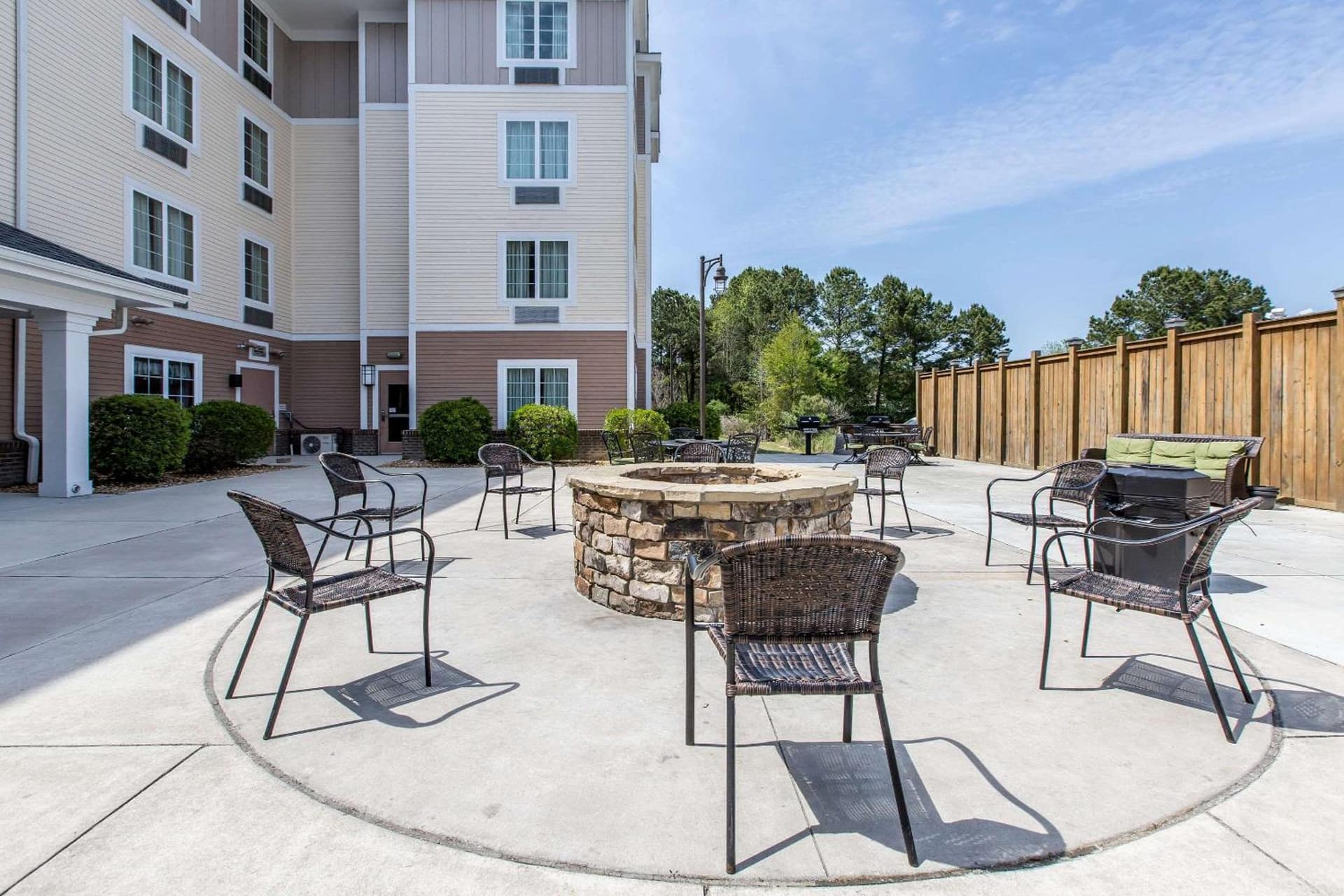 MainStay Suites Jacksonville near Camp Lejeune gallery photo in Jacksonville, NC — image 39