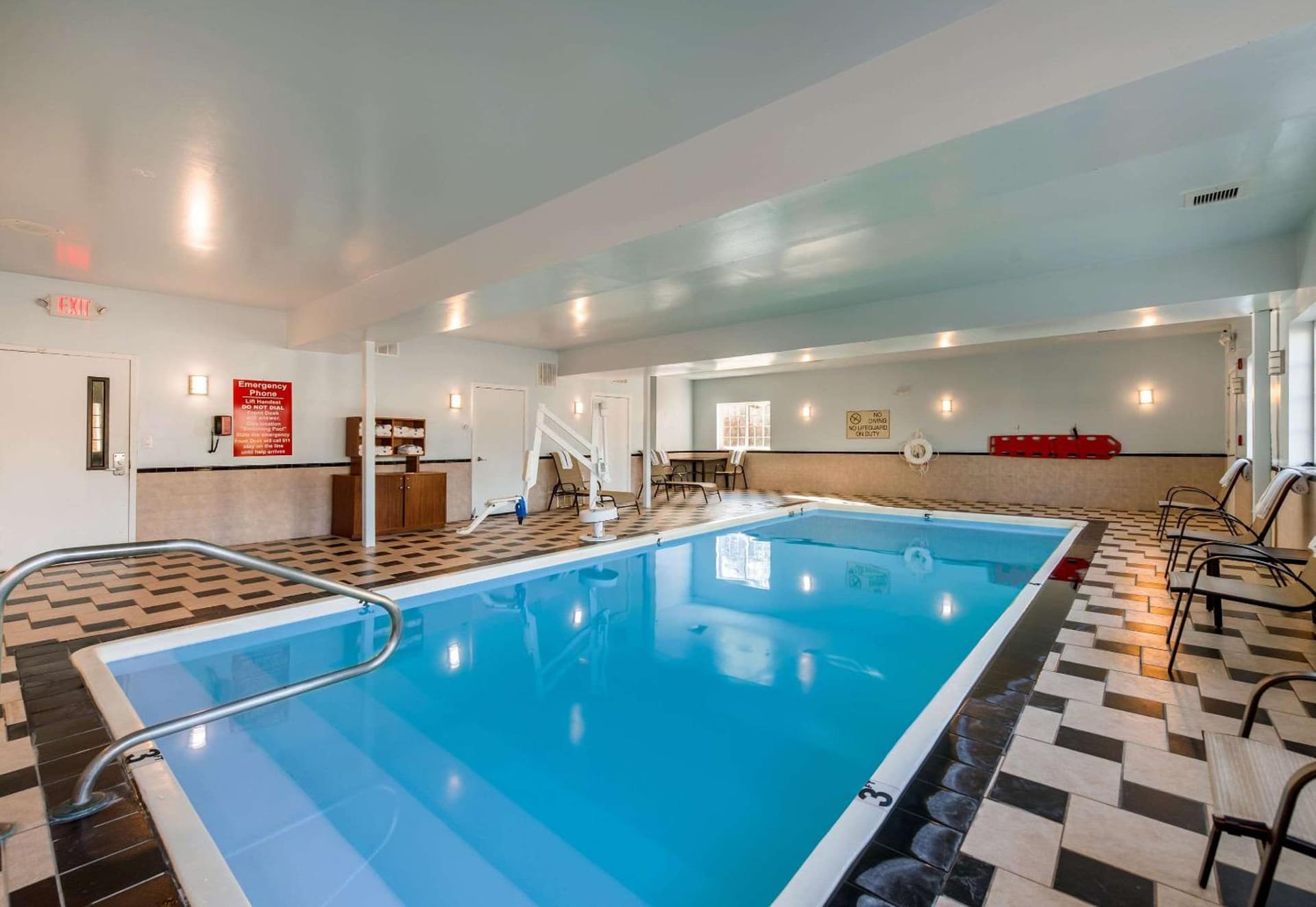 Comfort Suites Atlantic City North interior in Absecon, NJ — gallery photo 2