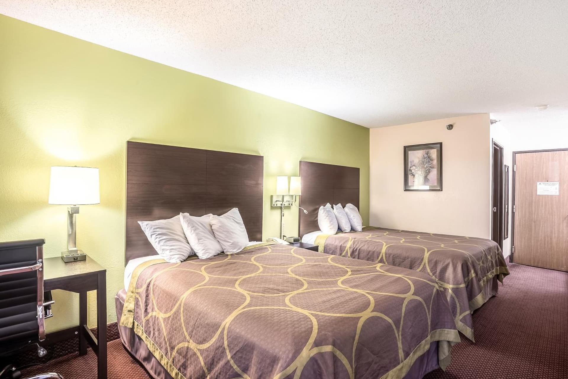 Super 8 by Wyndham Galesburg interior in Galesburg, IL — gallery photo 2