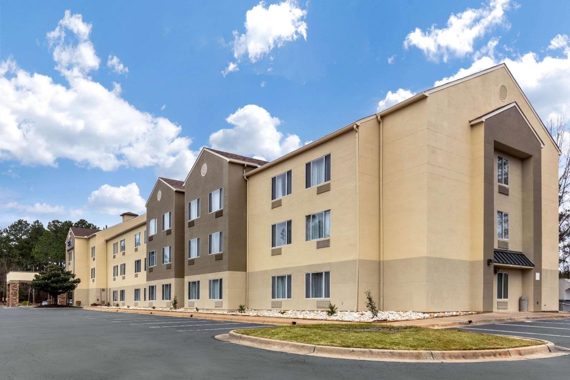Comfort Inn & Suites Montgomery East Carmichael Rd property views in Montgomery, AL — gallery photo 3