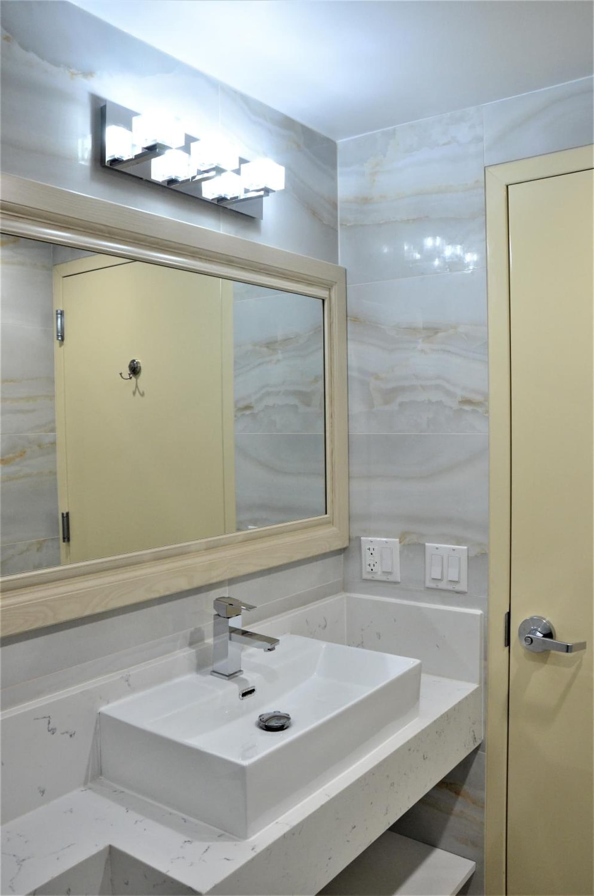 LIC Plaza Hotel gallery photo in Queens, NY — image 34