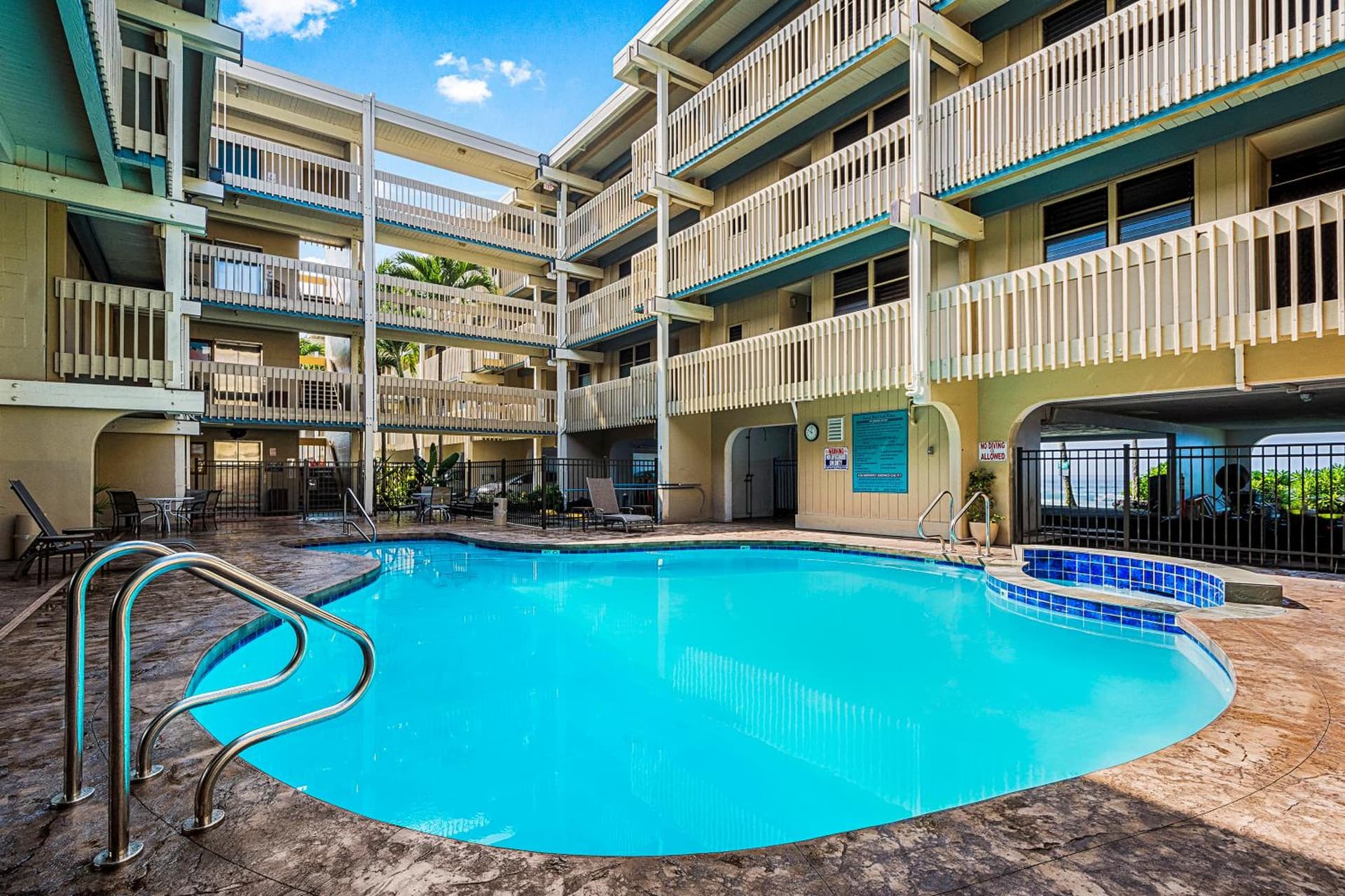 Oceanfront Luxury Condo interior in Kailua-Kona — gallery photo 2