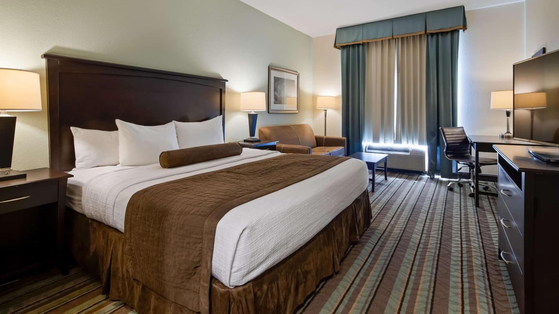Best Western Plus Chain of Lakes Inn & Suites interior in Leesburg, FL — gallery photo 2