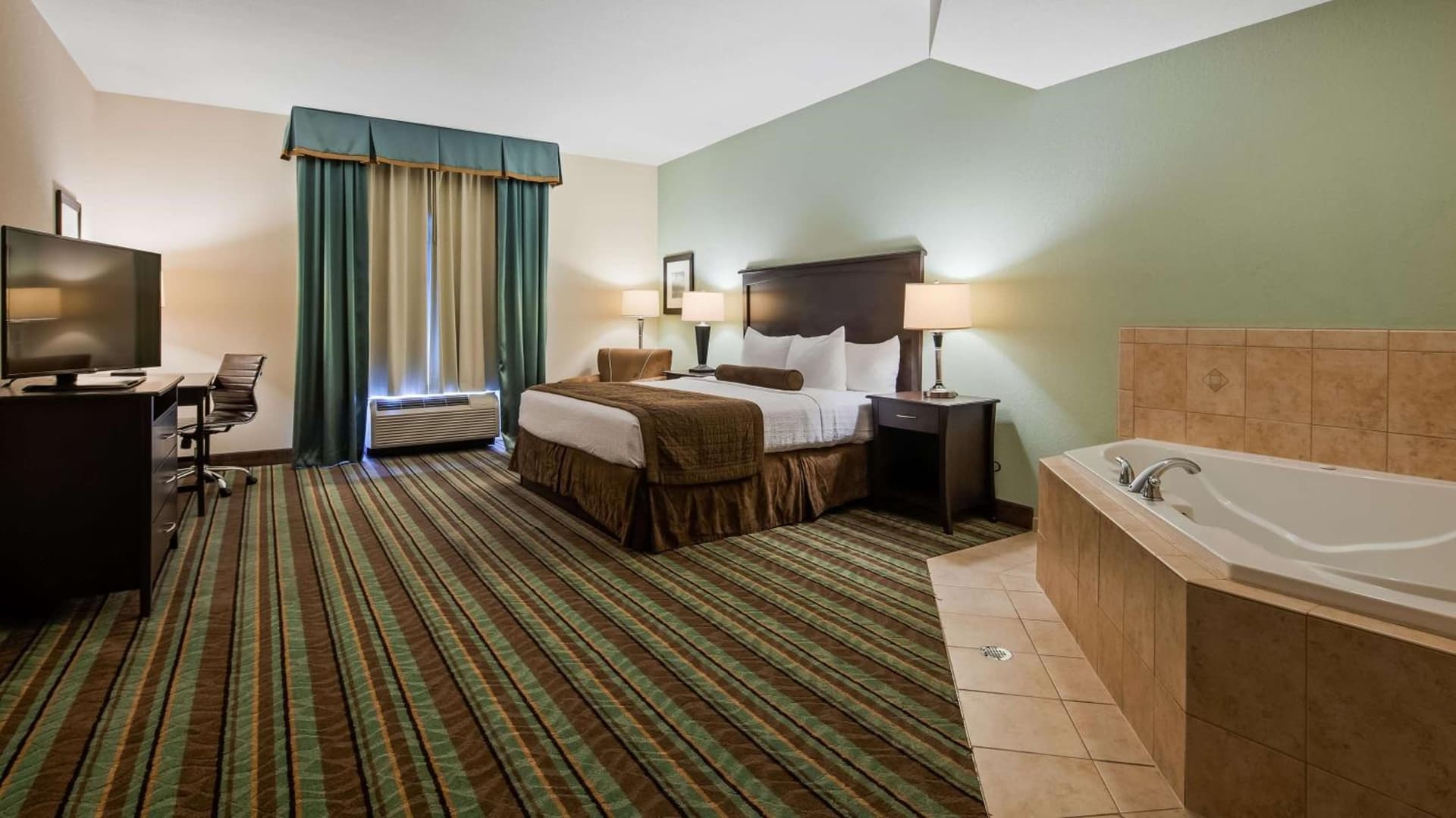 Best Western Plus Chain of Lakes Inn & Suites gallery photo in Leesburg, FL — image 9