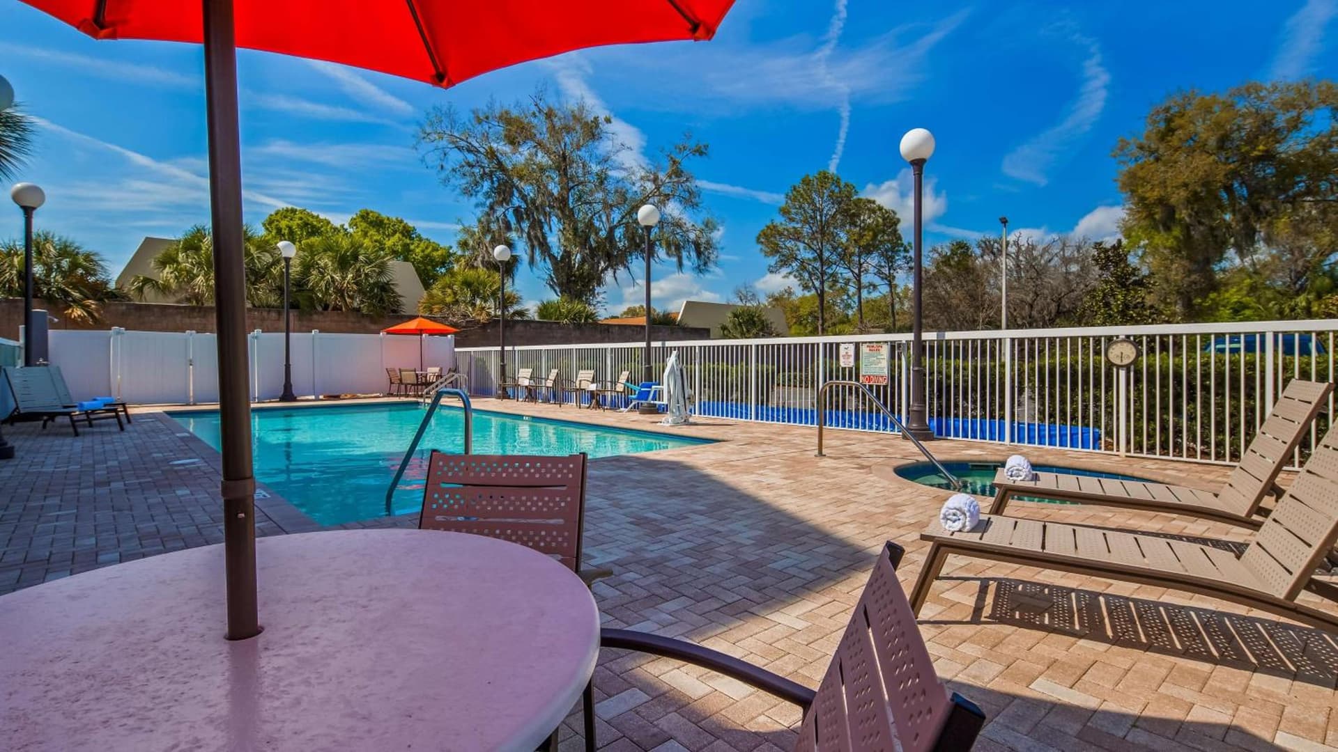 Best Western Plus Chain of Lakes Inn & Suites property views in Leesburg, FL — gallery photo 3
